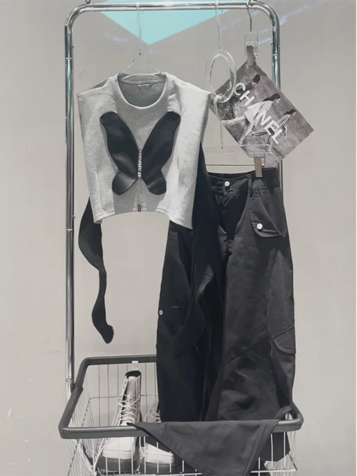 Trendy Grey Sweatshirt And Casual Pants Two-Piece Set for Women Street Style Design Unique Comfortable plus Size
Trendy Grey Sweatshirt And Casual Pants Two-Piece Set for Women Street Style Design Unique Comfortable plus Size