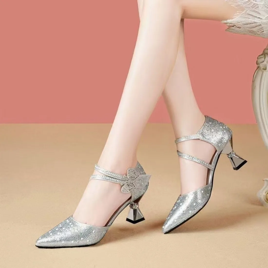 Лето 2026, новые женские модные остроконечные сандалии со стразами, удобные дышащие сандалии на высоком каблуке, стильная крутая женская обувь
Лето 2026, новые женские модные остроконечные сандалии со стразами, удобные дышащие сандалии на высоком каблуке, стильная крутая женская обувь