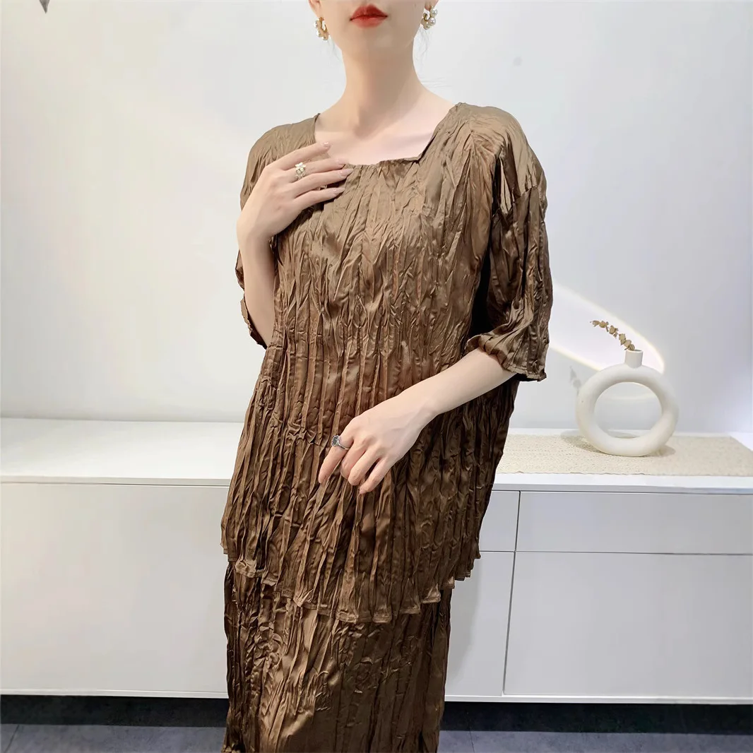 Лето 2025 г., плиссированная пригородная футболка больших размеров Miyake, женская удобная повседневная свободная футболка с разрезом, круглый вырез, короткий рукав
Лето 2025 г., плиссированная пригородная футболка больших размеров Miyake, женская удобная повседневная свободная футболка с разрезом, круглый вырез, короткий рукав