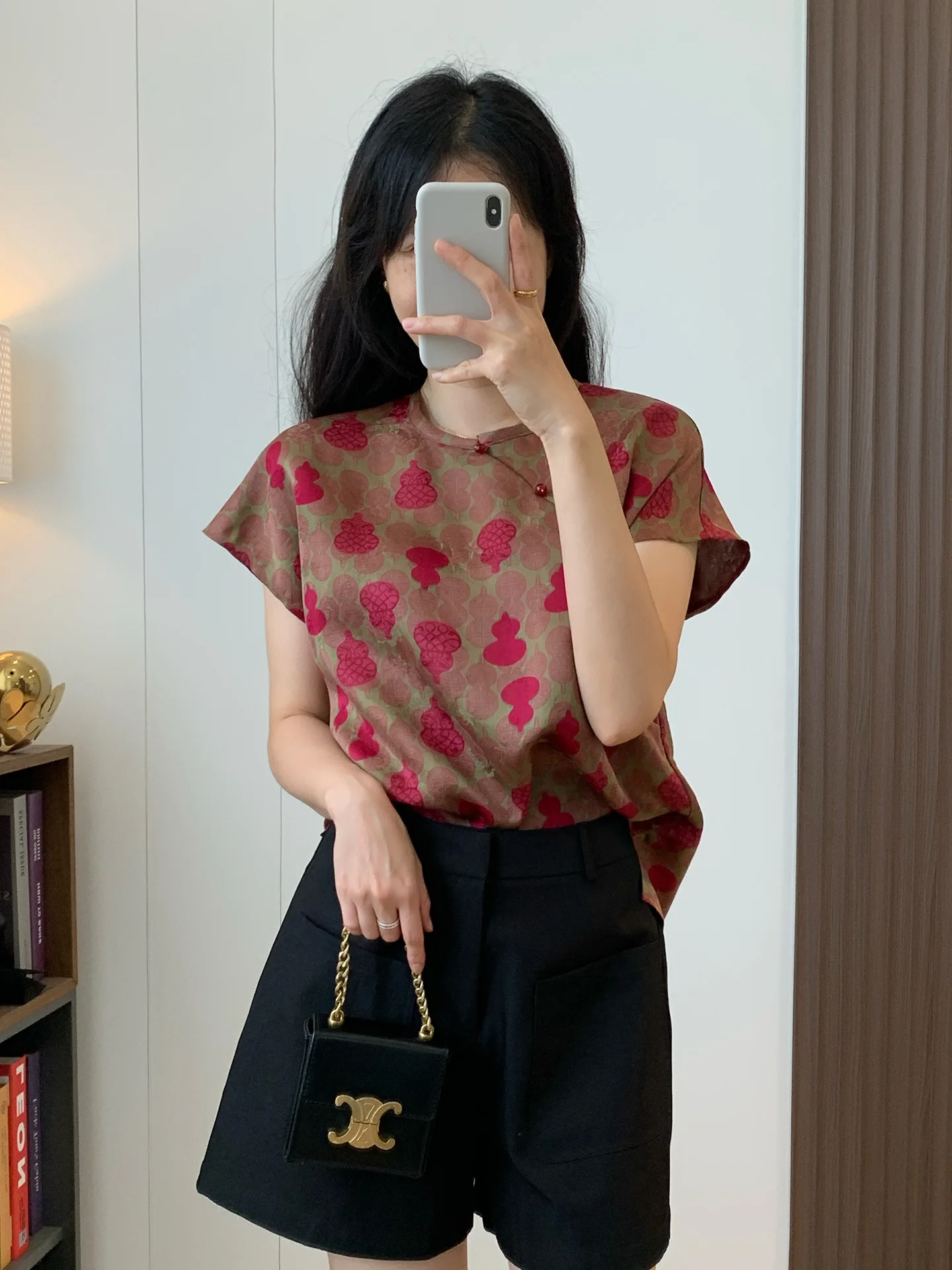 Silk Xiangyun irt Chinese Sle round Ne ort Sve Loose Fit Summer Top with Flng Sves And Flap Buttons
Silk Xiangyun irt Chinese Sle round Ne ort Sve Loose Fit Summer Top with Flng Sves And Flap Buttons