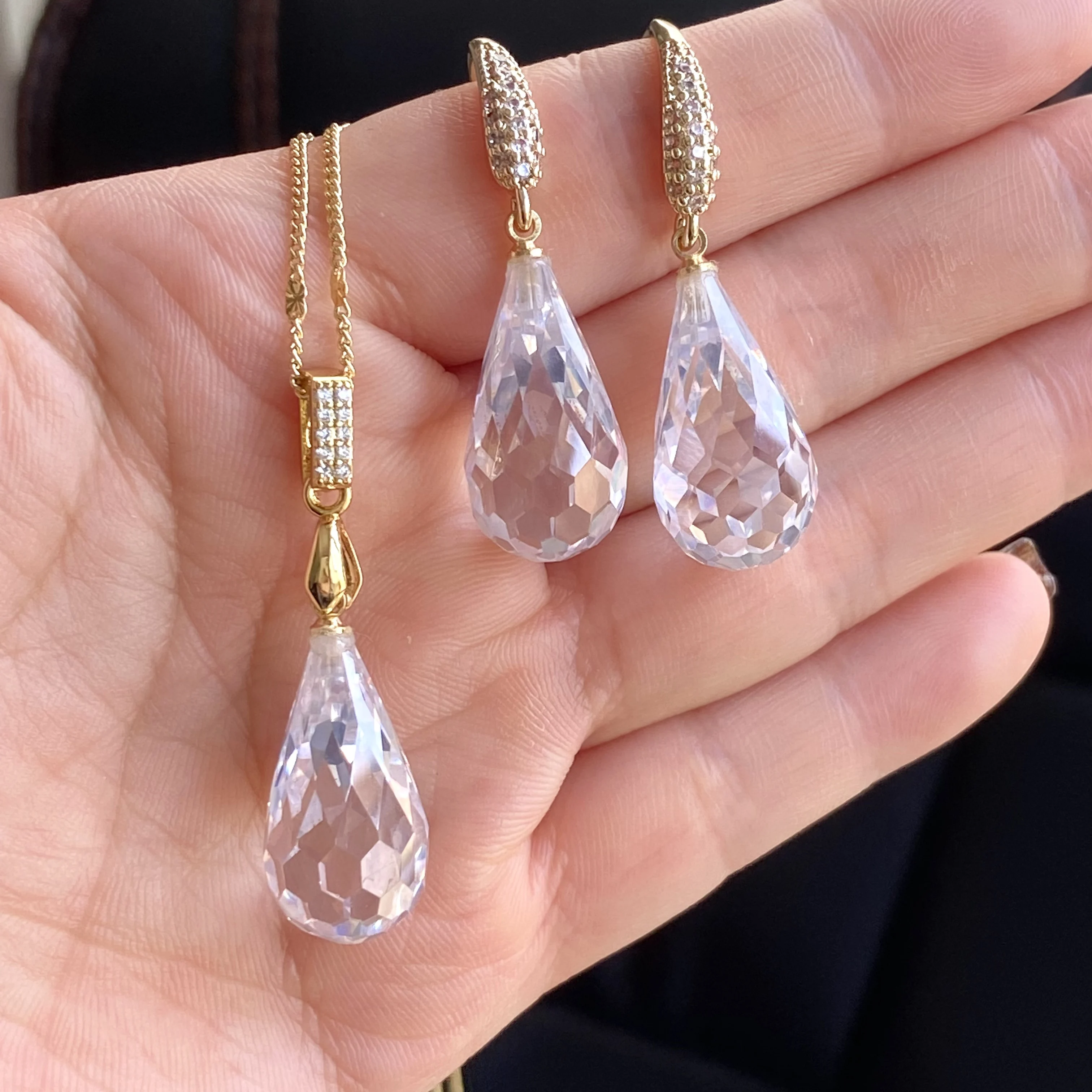 copper jewelry set earrings pendant two-piece set white water drop Cubic zircon drop earrings for women elegance daily wear
copper jewelry set earrings pendant two-piece set white water drop Cubic zircon drop earrings for women elegance daily wear
