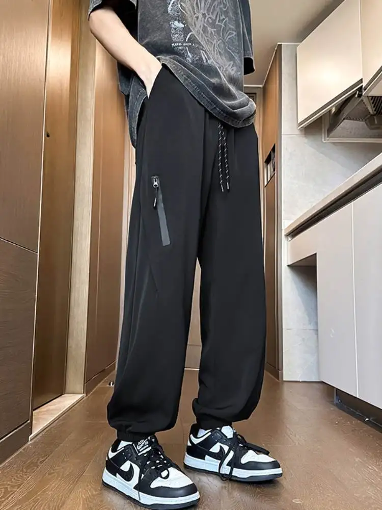 Мужские летние тонкие свободные брюки из ледяного шелка больших размеров с манжетами, повседневные спортивные модные новинки 2024 года, укороченные, с охлаждающим эффектом
Мужские летние тонкие свободные брюки из ледяного шелка больших размеров с манжетами, повседневные спортивные модные новинки 2024 года, укороченные, с охлаждающим эффектом