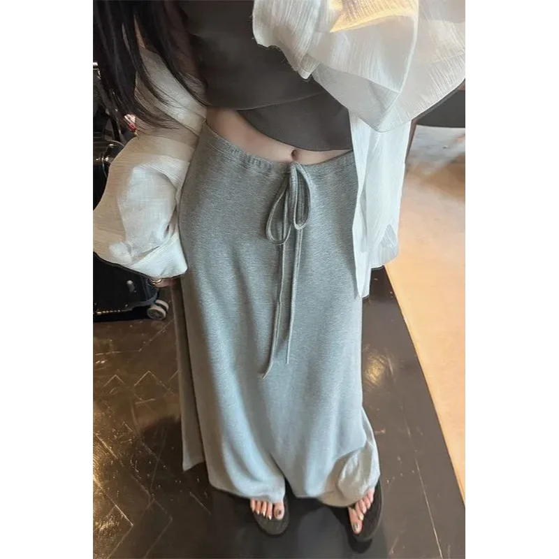 Женская светло-серая юбка макси с завышенной талией, на шнурке, свободного кроя, трикотажная, удобная, повседневная, длинная юбка
Женская светло-серая юбка макси с завышенной талией, на шнурке, свободного кроя, трикотажная, удобная, повседневная, длинная юбка