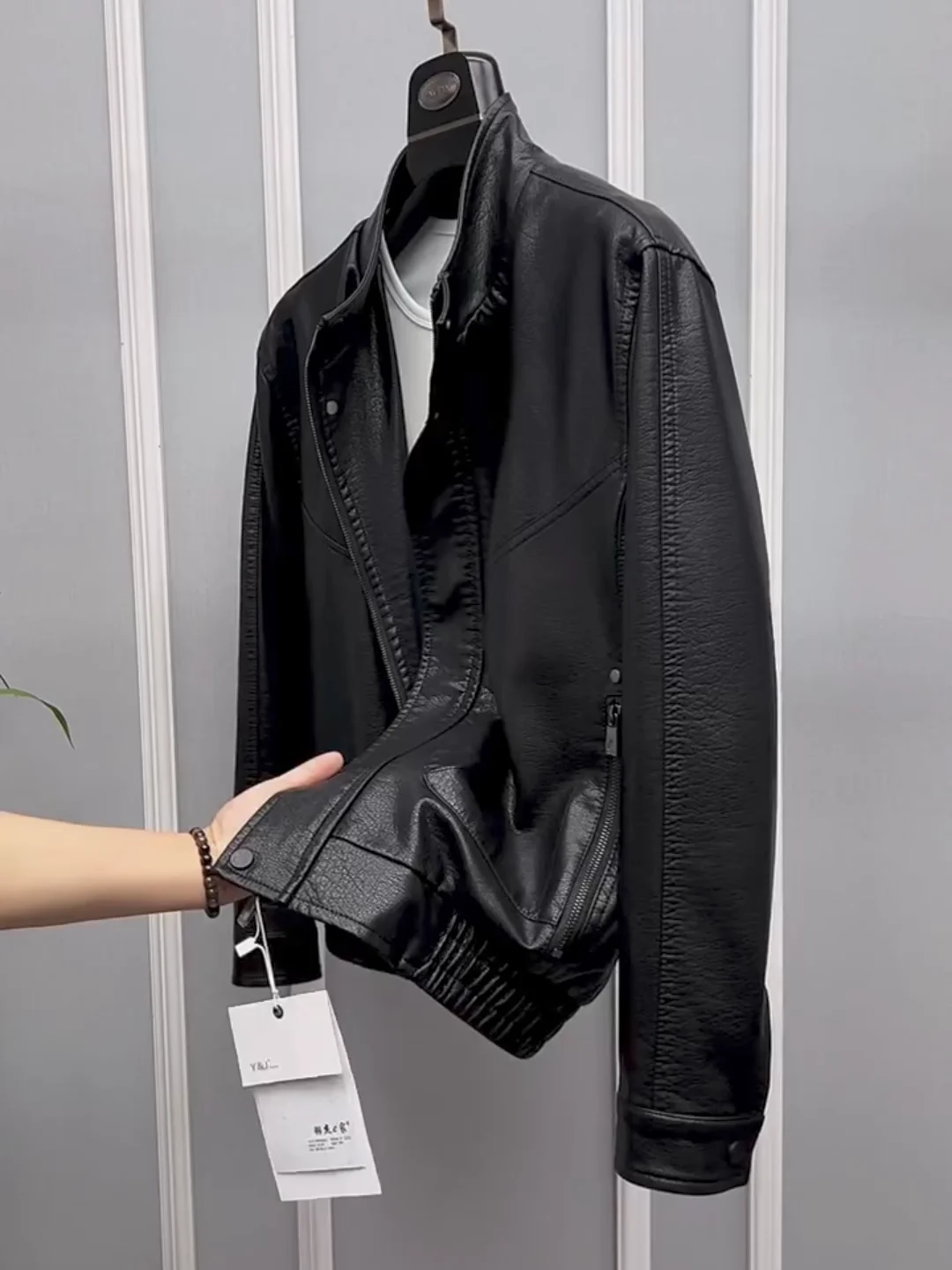 Fall Men's New PU Leather Stand Collar Jaet Casual Faion Versatile Haome Busin European Sle Stand Fit Long Sle...
Fall Men's New PU Leather Stand Collar Jaet Casual Faion Versatile Haome Busin European Sle Stand Fit Long Sle...