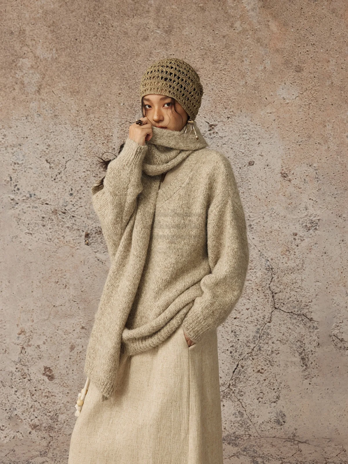 Вязаный топ из смесовой шерсти alpw свободного кроя, средней мягкости, с длинными рукавами, V-образным вырезом, средней длины, повседневная одежда, китайский стиль
Вязаный топ из смесовой шерсти alpw свободного кроя, средней мягкости, с длинными рукавами, V-образным вырезом, средней длины, повседневная одежда, китайский стиль