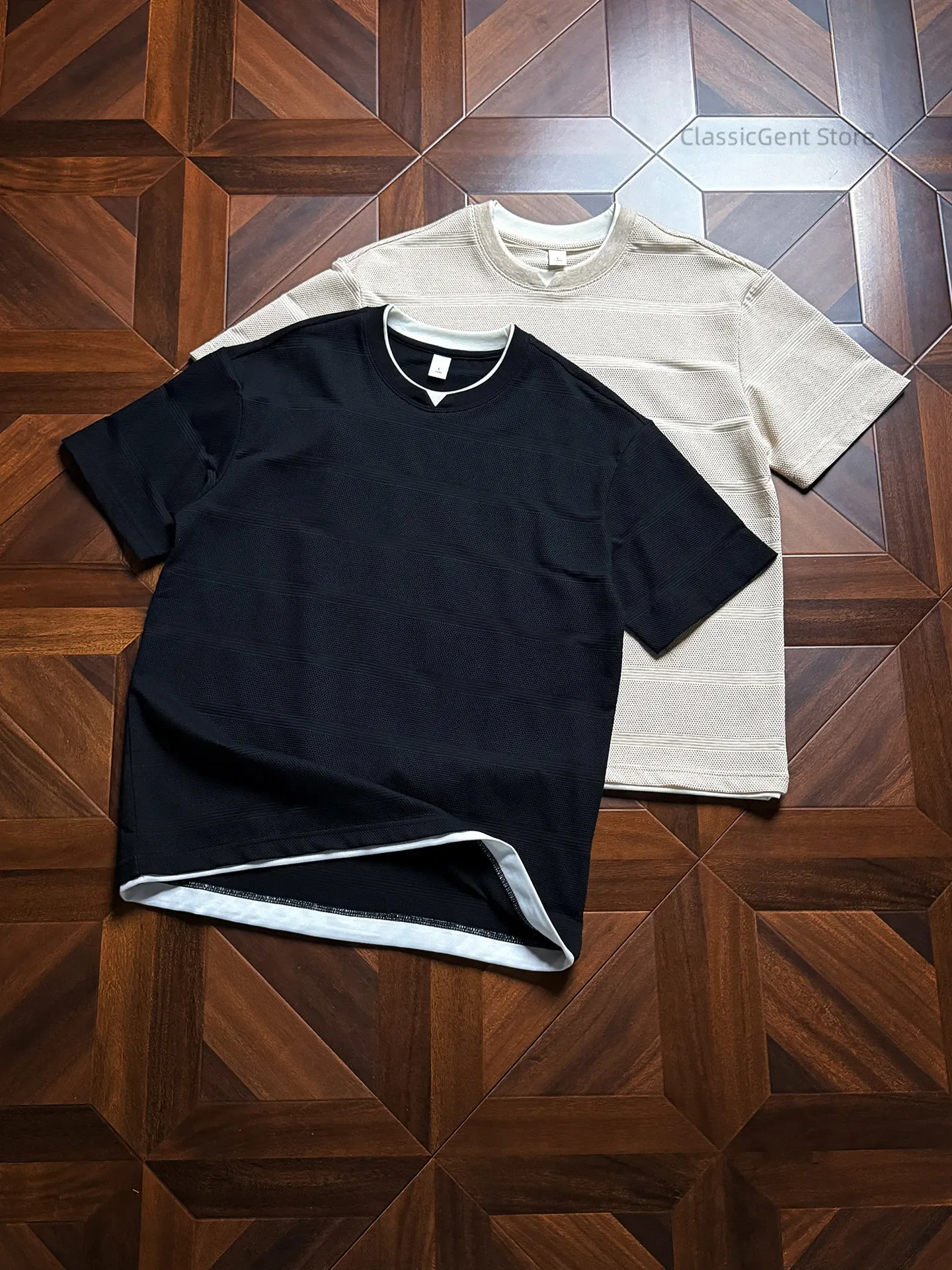 Yarn-dyed striped fake two-piece dark-patterned texture 8.5OZ loose short-sleeved T-shirt, soft waxy and breathable
Yarn-dyed striped fake two-piece dark-patterned texture 8.5OZ loose short-sleeved T-shirt, soft waxy and breathable