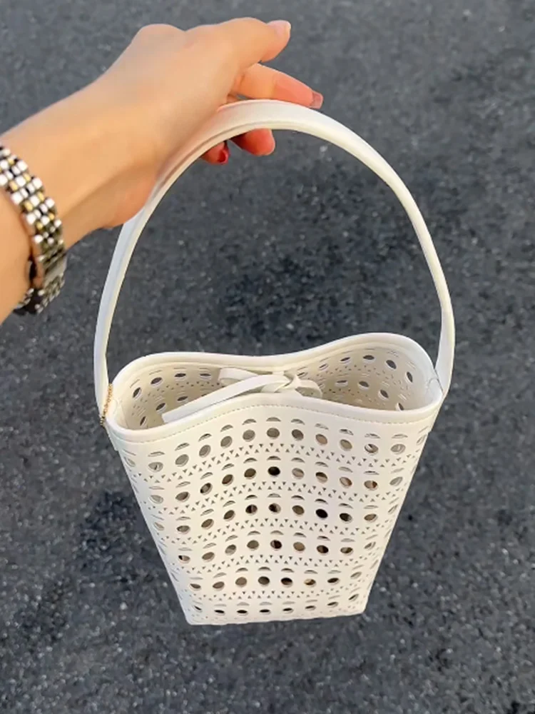 White Hollow out Bucket Bag Women's Vacation Tote Bag Luxury Sensation Versatile Summer Handbag Soft PU Leather Commute Bag
White Hollow out Bucket Bag Women's Vacation Tote Bag Luxury Sensation Versatile Summer Handbag Soft PU Leather Commute Bag