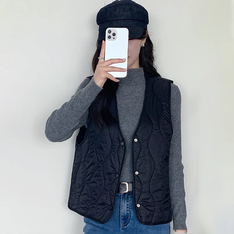 Осенне-зимний базовый утепленный жилет из хлопка для женщин, новый, без рукавов, с V-образным вырезом, простой, однобортный, ультралегкий.
Осенне-зимний базовый утепленный жилет из хлопка для женщин, новый, без рукавов, с V-образным вырезом, простой, однобортный, ультралегкий.