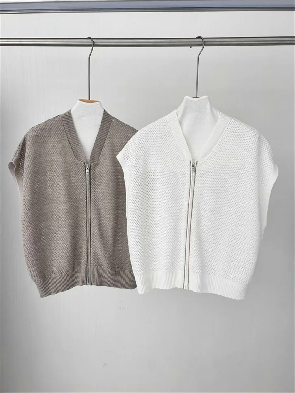 25 Spring/Summer New Zipper Knitted Cardigan 100% Linen Women's Short Sleeve Sweater Coat
25 Spring/Summer New Zipper Knitted Cardigan 100% Linen Women's Short Sleeve Sweater Coat
