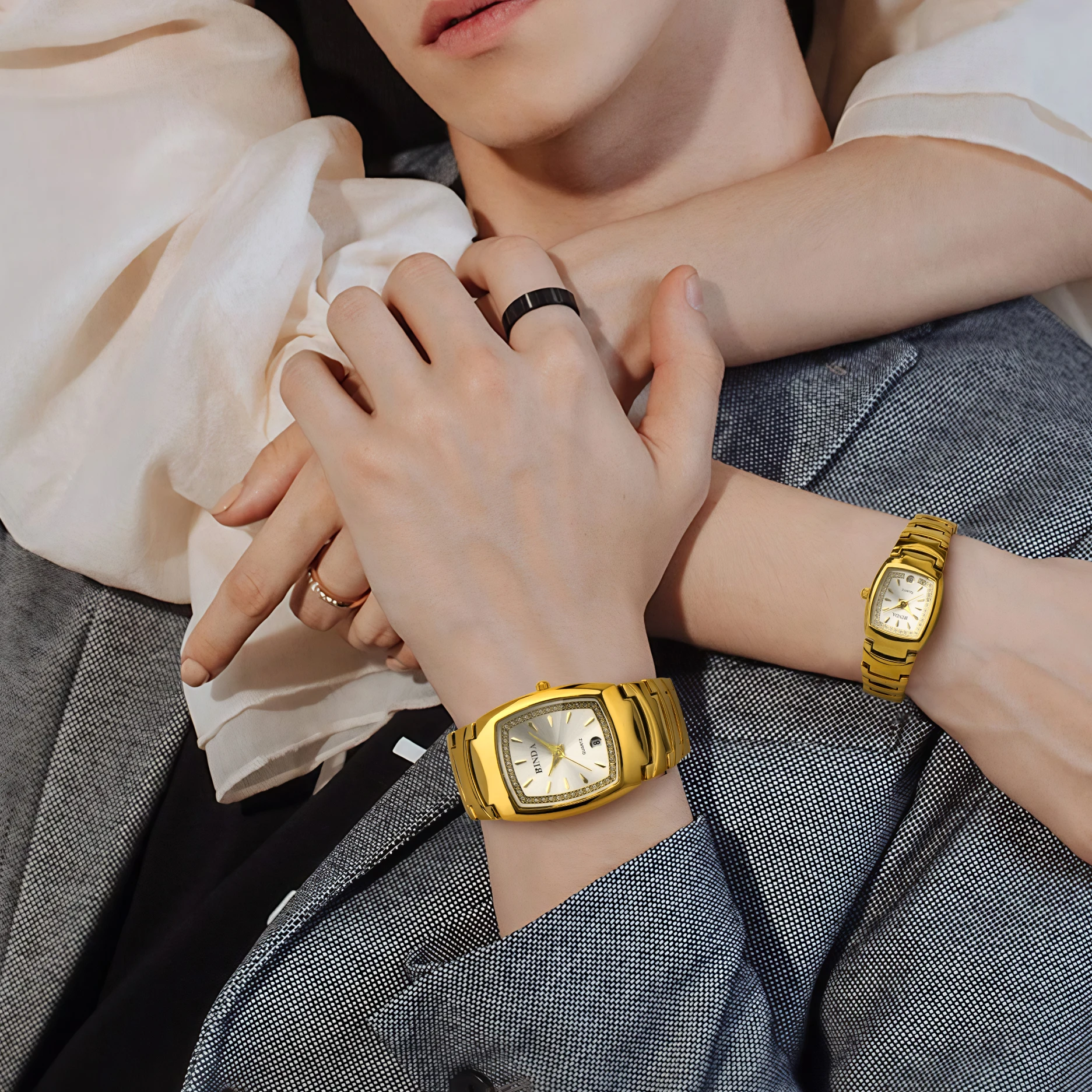 2 шт. модные часы для пар, роскошные мужские и женские кварцевые часы с простым ремешком, Reloj Mujer (с коробкой)
2 шт. модные часы для пар, роскошные мужские и женские кварцевые часы с простым ремешком, Reloj Mujer (с коробкой)