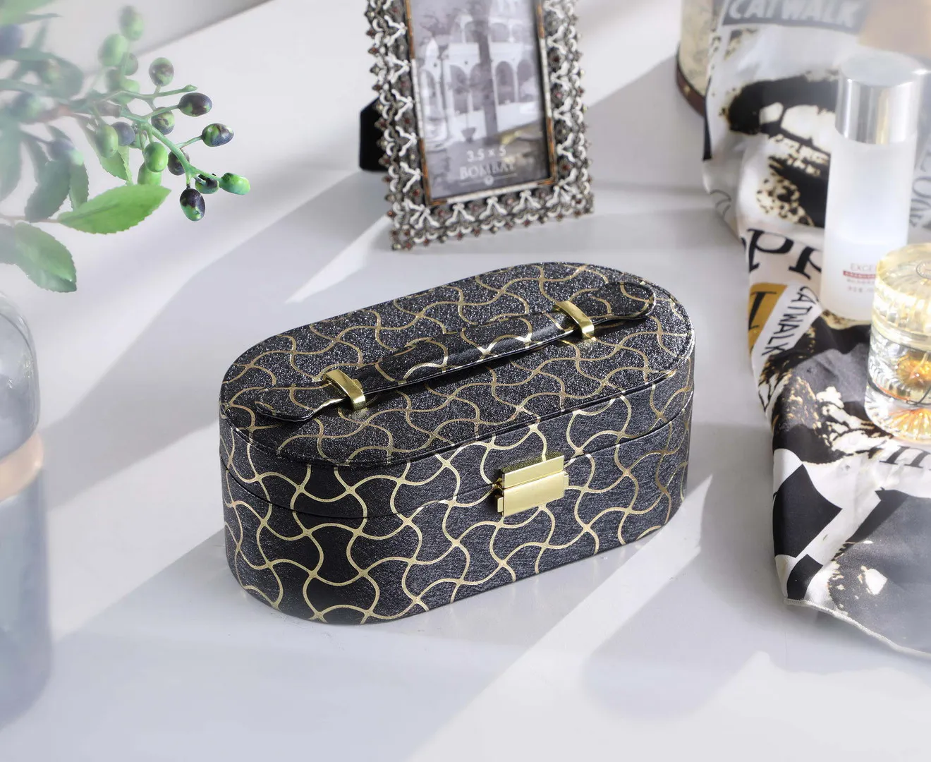9.5" Long Leather Jewelry Organizer Case with Mirror, Gold Swirl Pattern, Black
9.5" Long Leather Jewelry Organizer Case with Mirror, Gold Swirl Pattern, Black