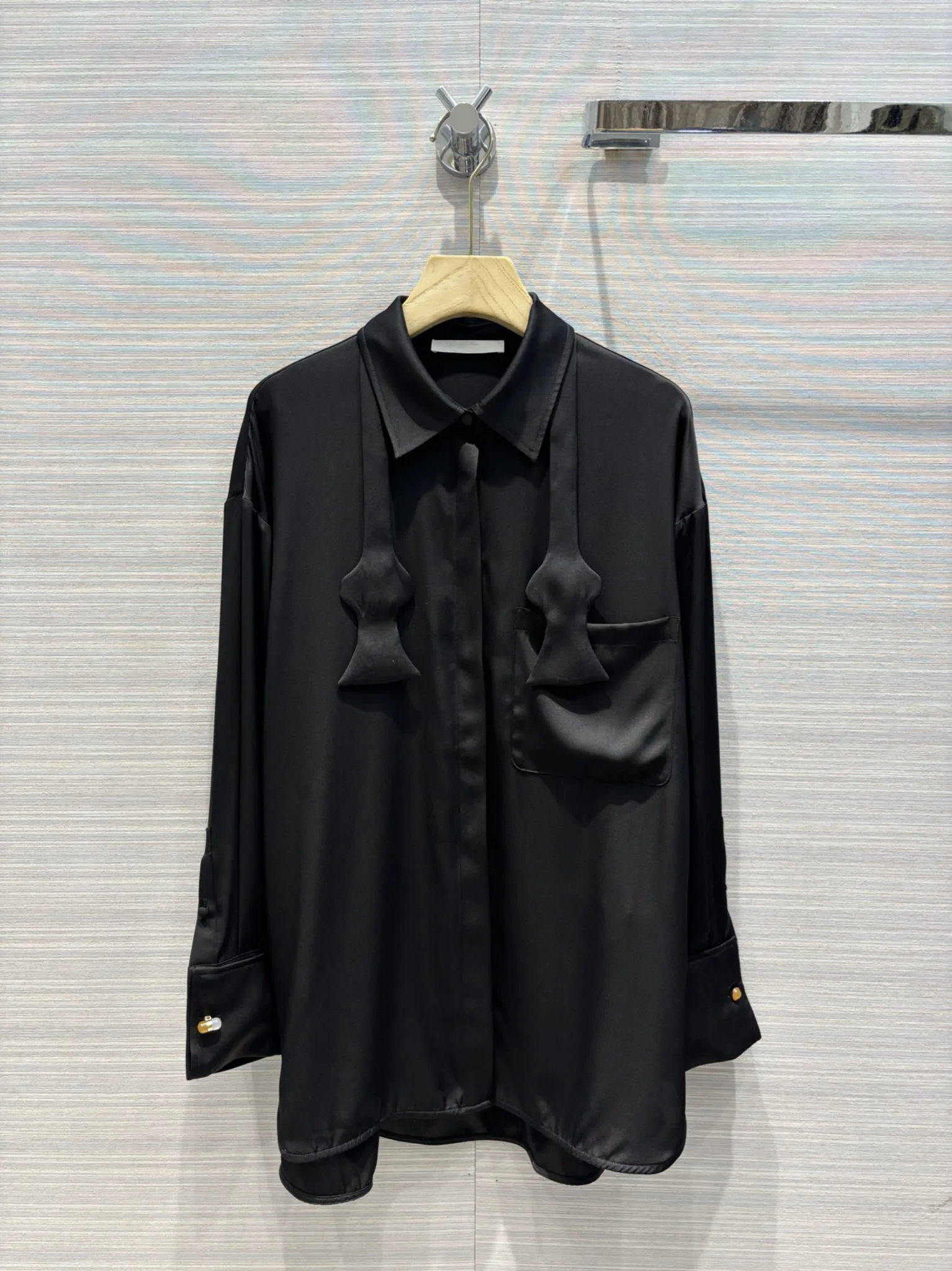 2024 Spring/Summer New Women's Wear Elegant Retro Black Bow Tie Ribbon Design Silk Shirt 0409
2024 Spring/Summer New Women's Wear Elegant Retro Black Bow Tie Ribbon Design Silk Shirt 0409