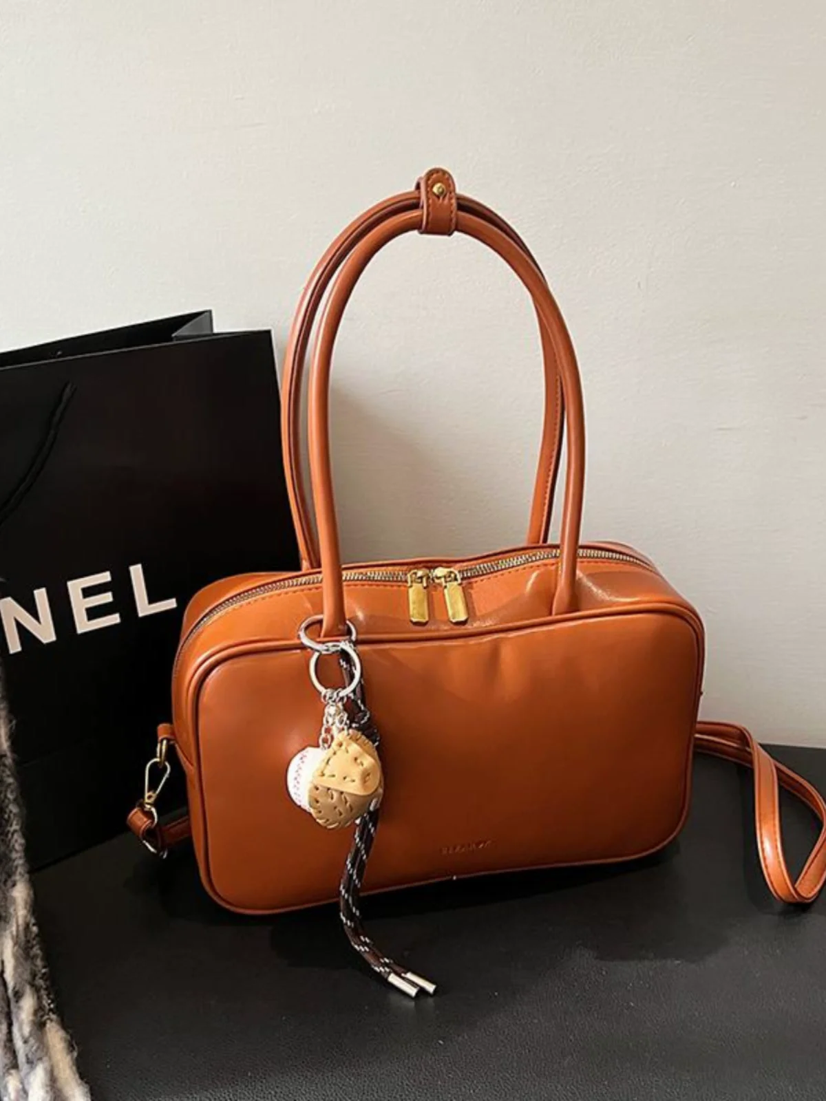 Vintage Handheld Bowling Bag for Women New Commuter Pillow Bag Luxury Brand Shoulder Bags Large Capacity PU Leather Boston Bags
Vintage Handheld Bowling Bag for Women New Commuter Pillow Bag Luxury Brand Shoulder Bags Large Capacity PU Leather Boston Bags
