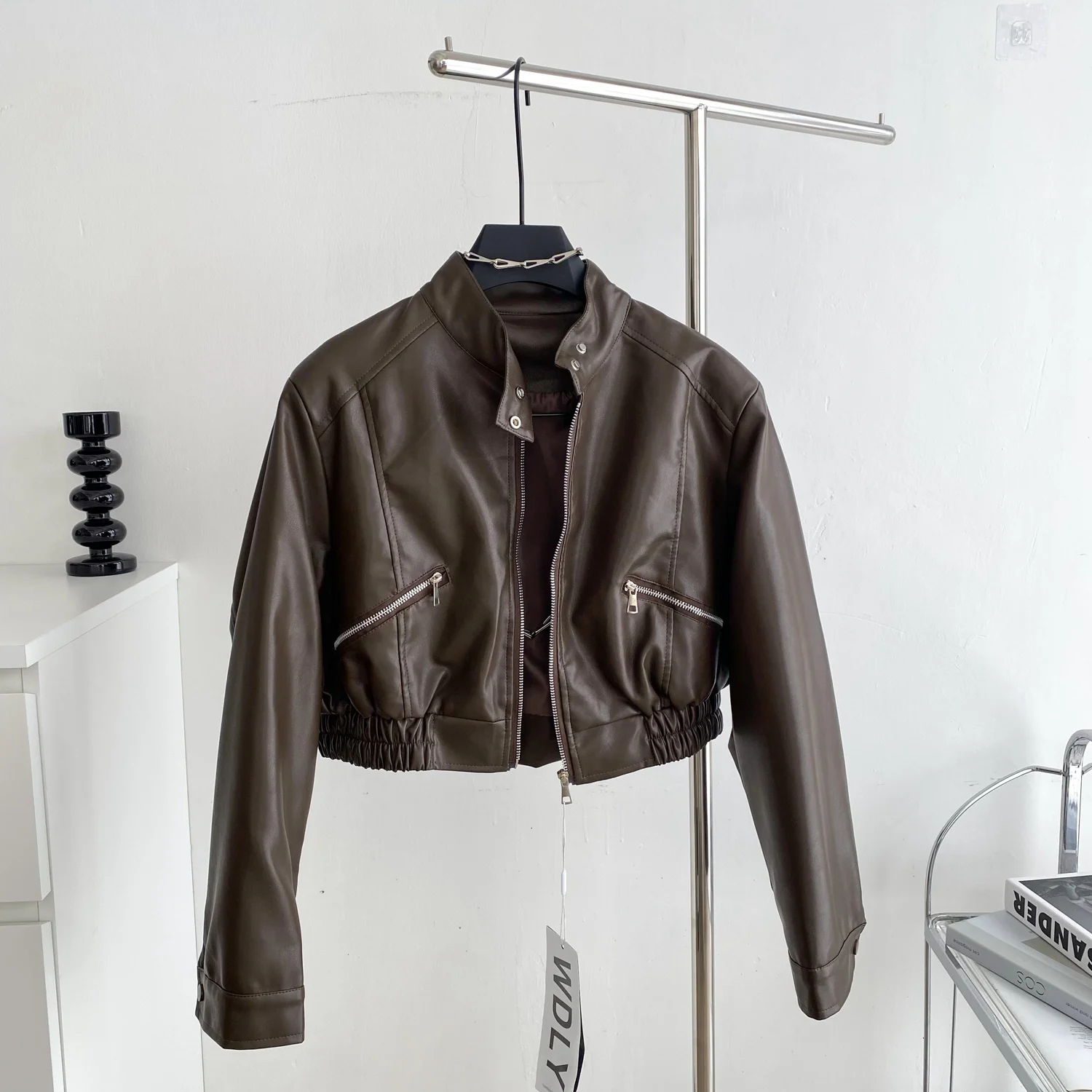 PU Leather Stand Collar Women Jacket Autumn New Pocket Zipper Short Loose Outerwear Korean Fashion Lady Coats
PU Leather Stand Collar Women Jacket Autumn New Pocket Zipper Short Loose Outerwear Korean Fashion Lady Coats