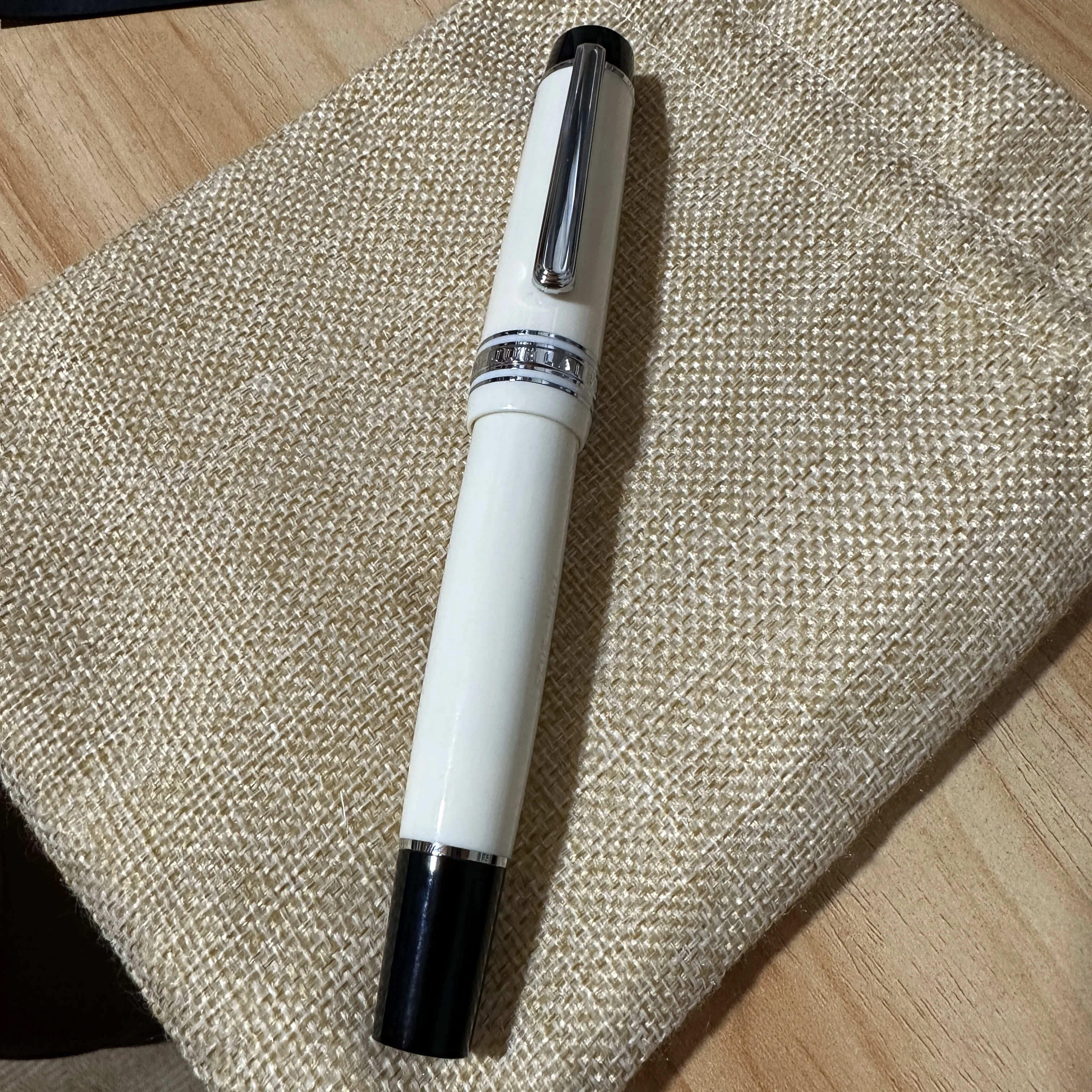 Sleek Panda White!WingSung/JUNLAI Large 930 Resin Piston Fountain Pen N0.9 Iraurita F/M/B Nib Business Student Writing Gift Pen
Sleek Panda White!WingSung/JUNLAI Large 930 Resin Piston Fountain Pen N0.9 Iraurita F/M/B Nib Business Student Writing Gift Pen
