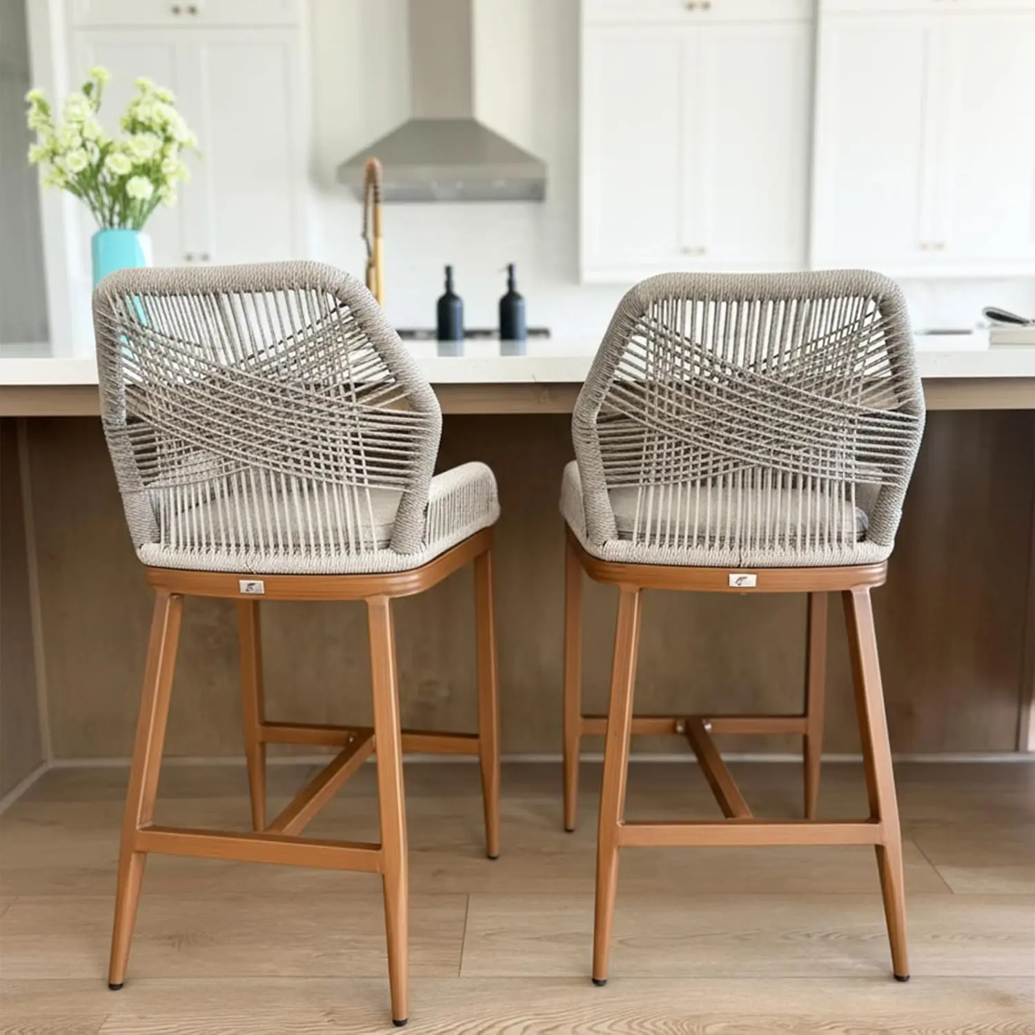 Барные стулья для улицы, набор из 2 современных металлических табуретов для патио со спинкой и подлокотниками, подушки в комплекте
Барные стулья для улицы, набор из 2 современных металлических табуретов для патио со спинкой и подлокотниками, подушки в комплекте