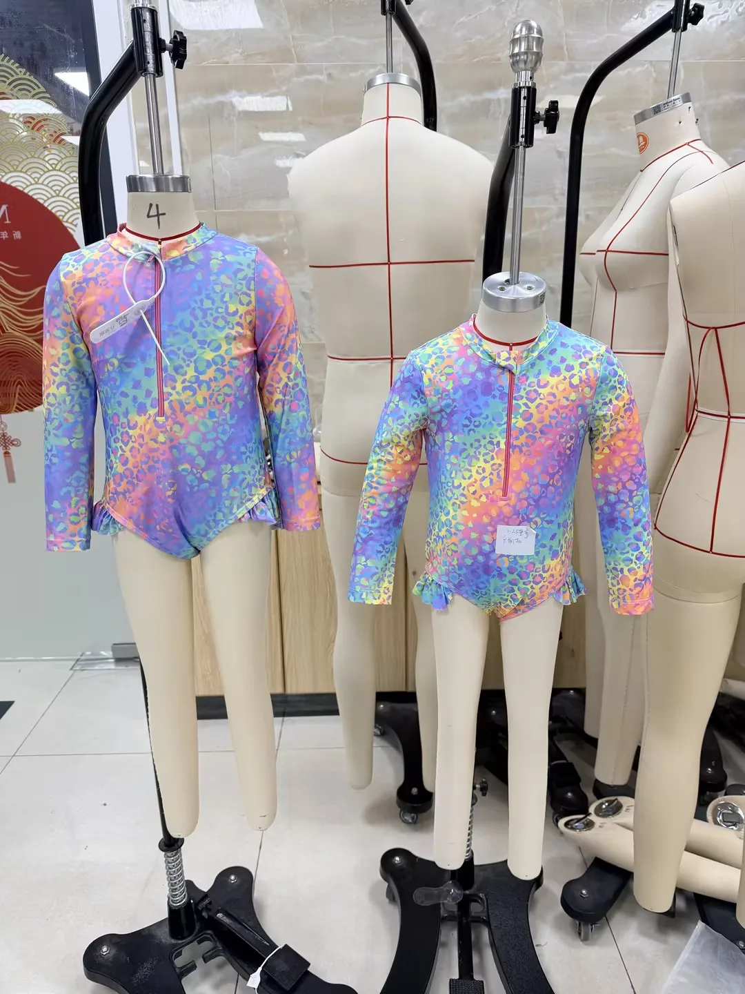 Купальник для девочек 1-6 лет с молнией, защита от солнца, цветочный принт, бикини с рюшами, длинный рукав, пляжная одежда
Купальник для девочек 1-6 лет с молнией, защита от солнца, цветочный принт, бикини с рюшами, длинный рукав, пляжная одежда