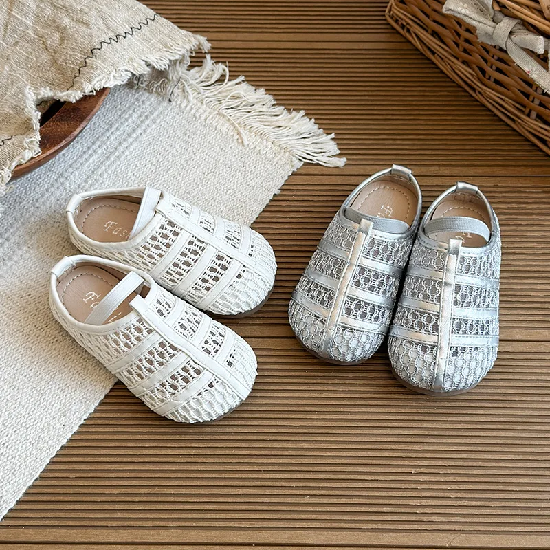 Детские сандалии-принцессы, плетеные, без застежек, повседневные, на плоской подошве, с милым круглым носком, летние, новинка 2026, универсальные, мягкие, для пляжа
Детские сандалии-принцессы, плетеные, без застежек, повседневные, на плоской подошве, с милым круглым носком, летние, новинка 2026, универсальные, мягкие, для пляжа