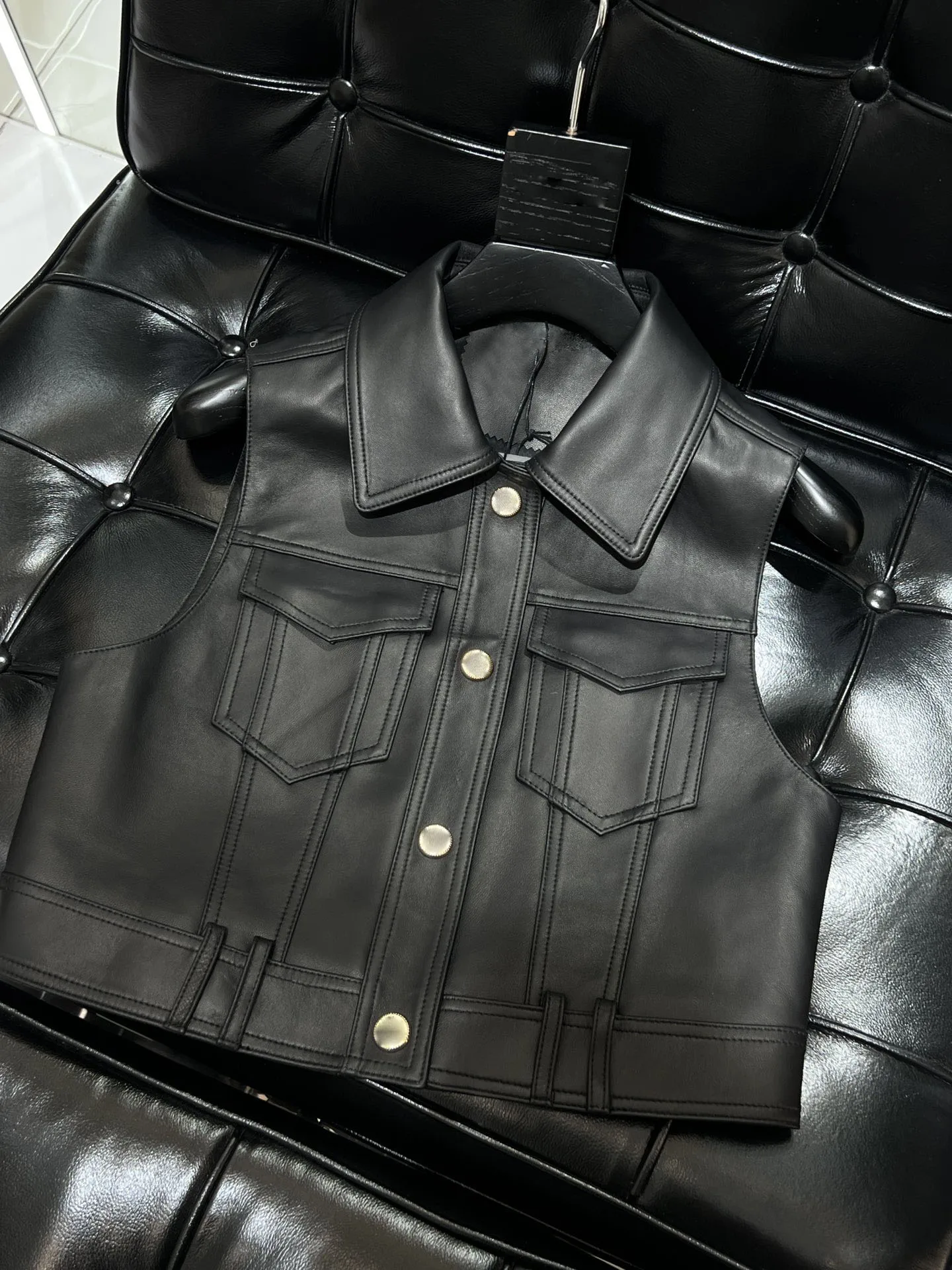 Classic simple upper body beautiful and cool leather vest 2023 autumn women's new hot
Classic simple upper body beautiful and cool leather vest 2023 autumn women's new hot