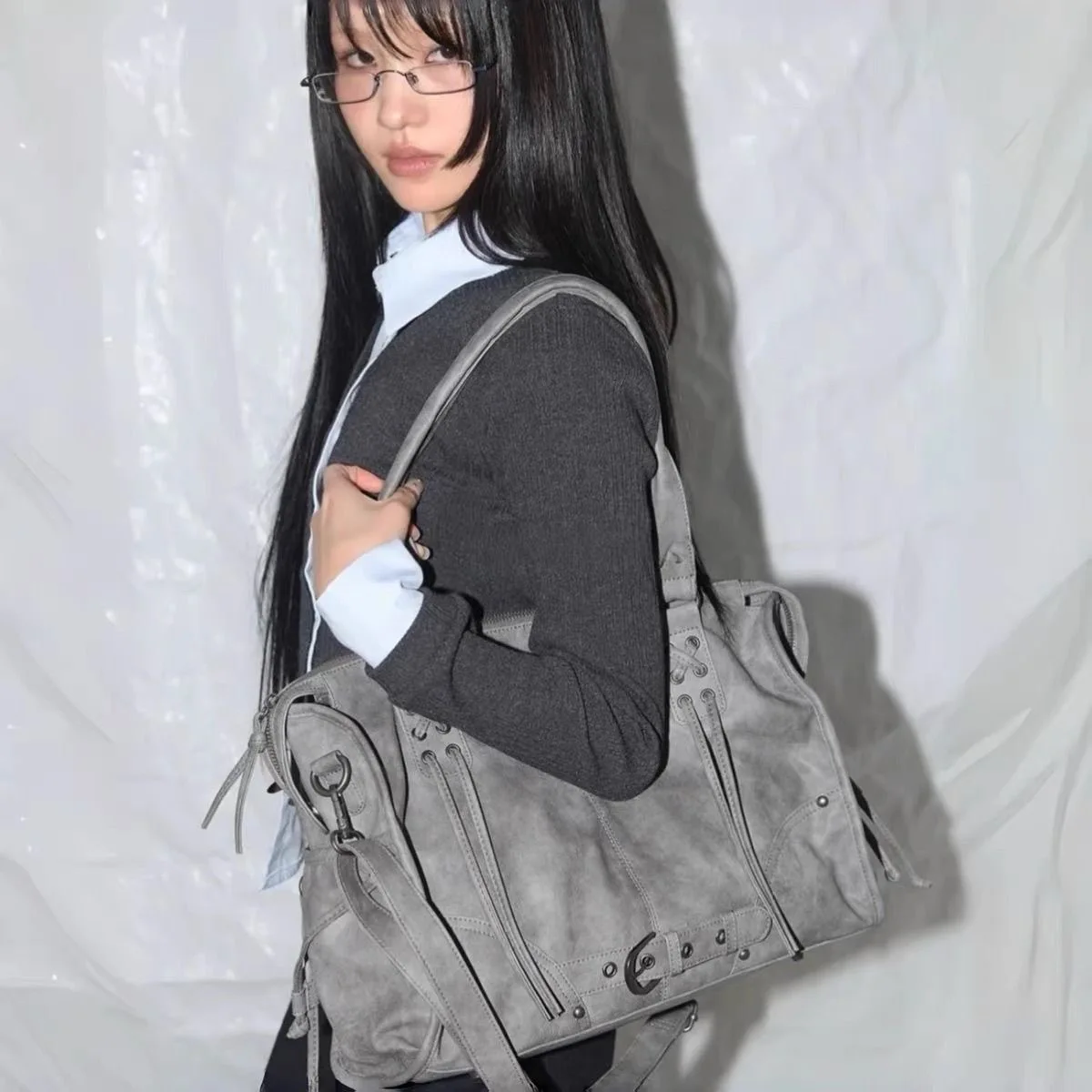 Korean Retro Rivet Strap Motorcycle Single Shoulder Tote Bag Large Capacity Fancyclub Crossbody Bag for Youth Casual PU Leather
Korean Retro Rivet Strap Motorcycle Single Shoulder Tote Bag Large Capacity Fancyclub Crossbody Bag for Youth Casual PU Leather
