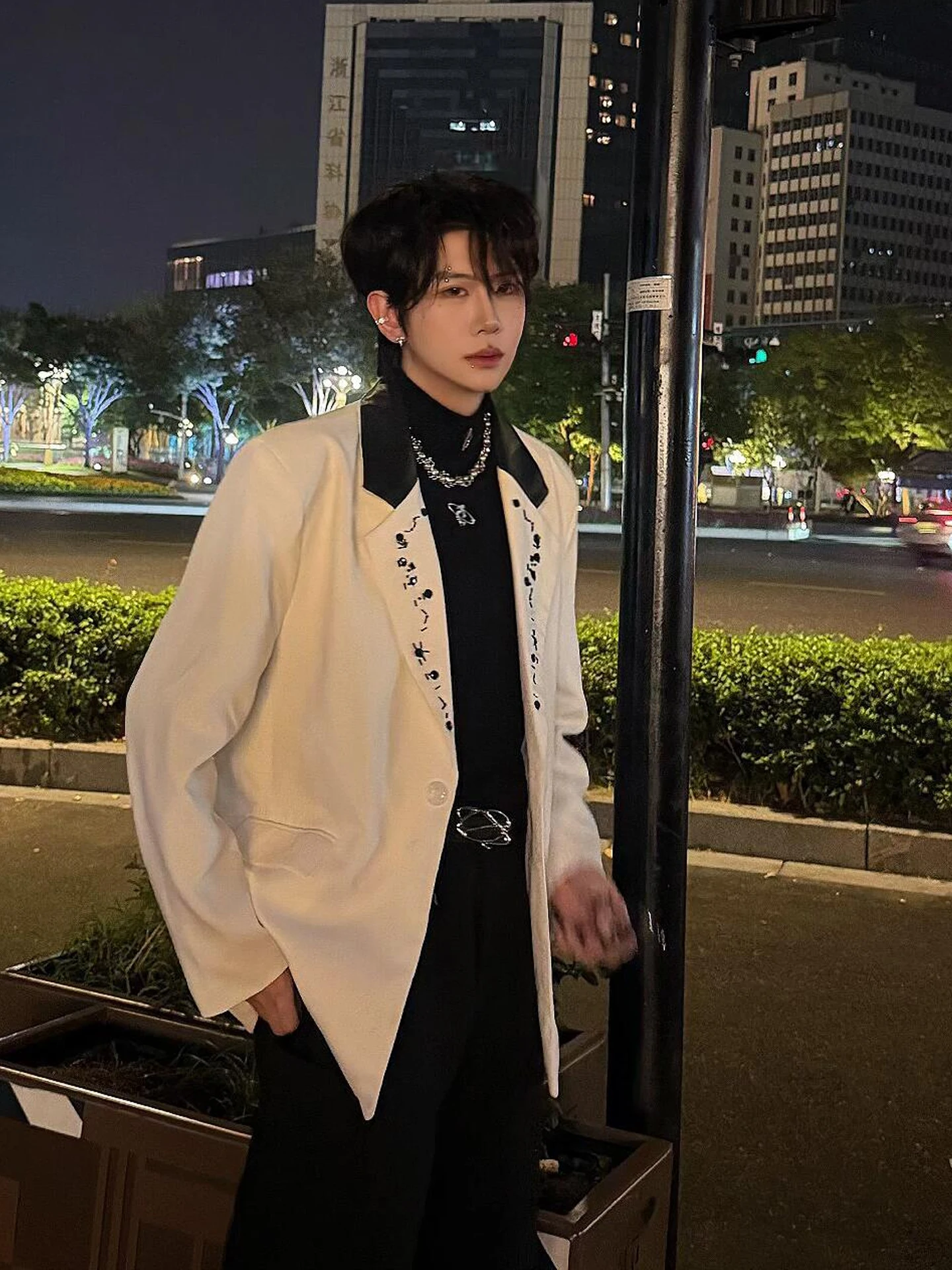 White Embellied oulder Men's Suit Jaet Trendy Haome Autumn Faion Model Wear Casual Loose Fit Long Sve Button up
White Embellied oulder Men's Suit Jaet Trendy Haome Autumn Faion Model Wear Casual Loose Fit Long Sve Button up