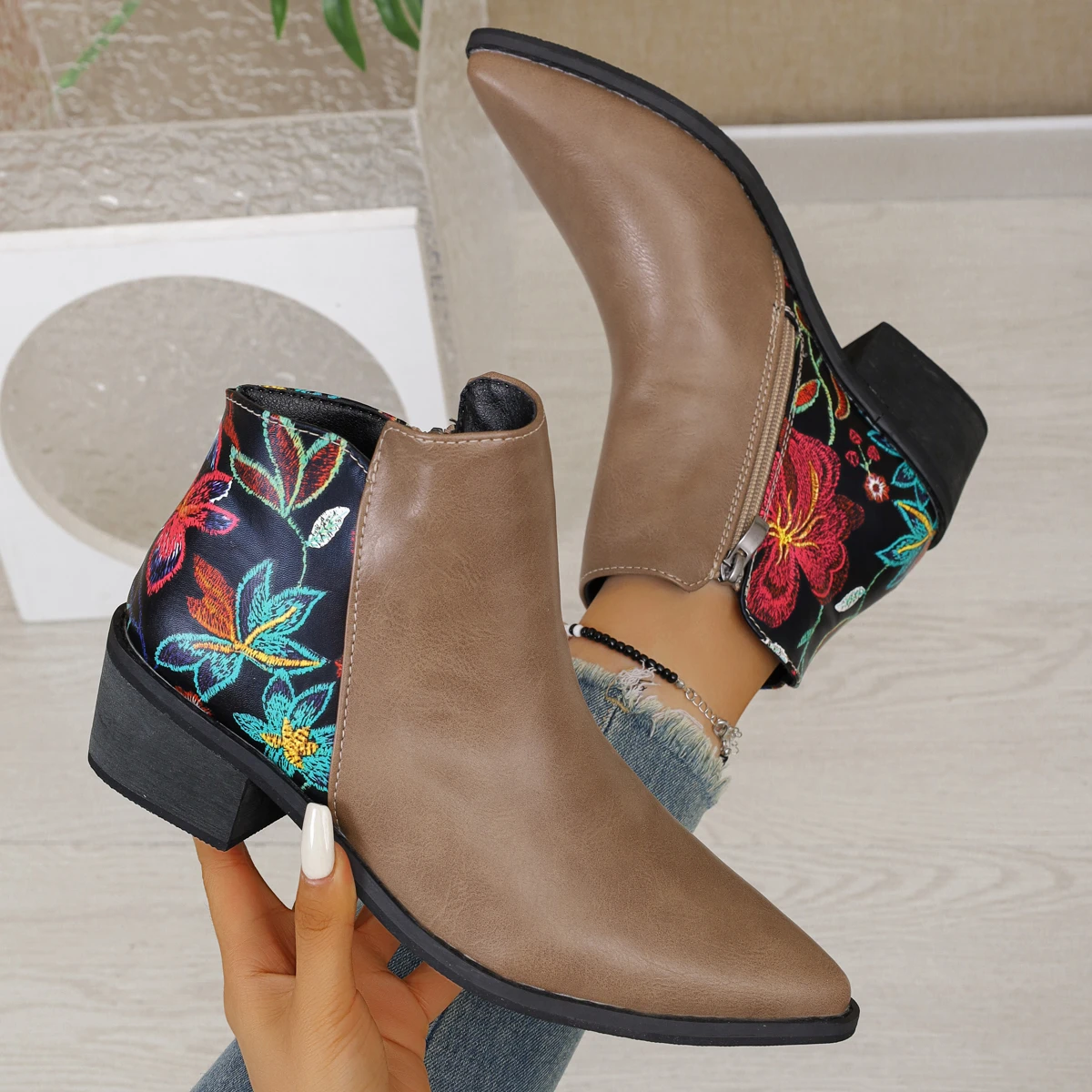 Ботильоны со вставками, осенние новые нескользящие износостойкие одинарные ботинки с острым носком и боковой молнией
Ботильоны со вставками, осенние новые нескользящие износостойкие одинарные ботинки с острым носком и боковой молнией