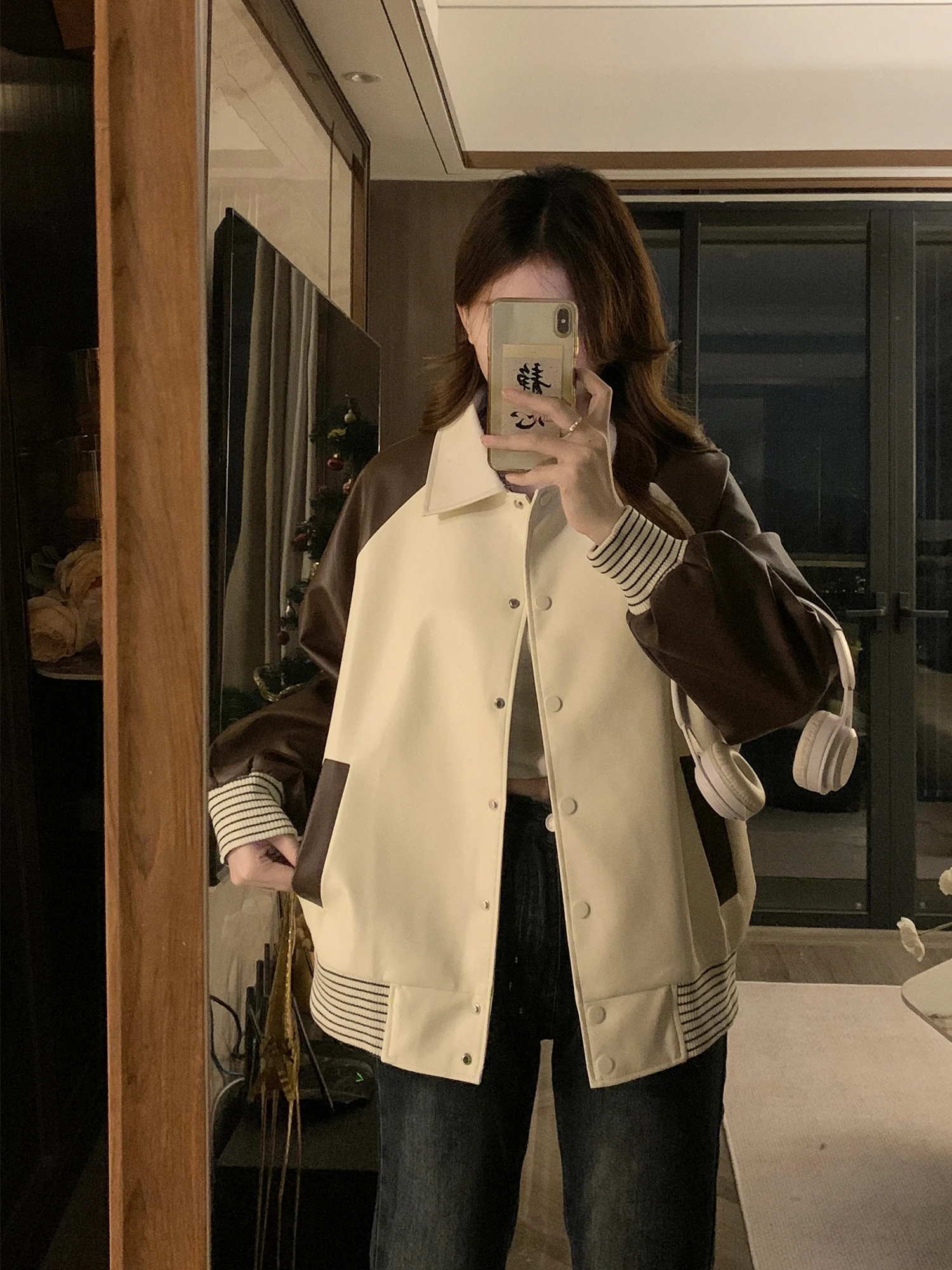 Женская бейсбольная куртка королевского синего цвета, осенняя, перфорированная, приталенная, с узором «рыбья кость», в стиле Харадзюку, эластичная, на шнурке, на пуговицах, укороченная
Женская бейсбольная куртка королевского синего цвета, осенняя, перфорированная, приталенная, с узором «рыбья кость», в стиле Харадзюку, эластичная, на шнурке, на пуговицах, укороченная