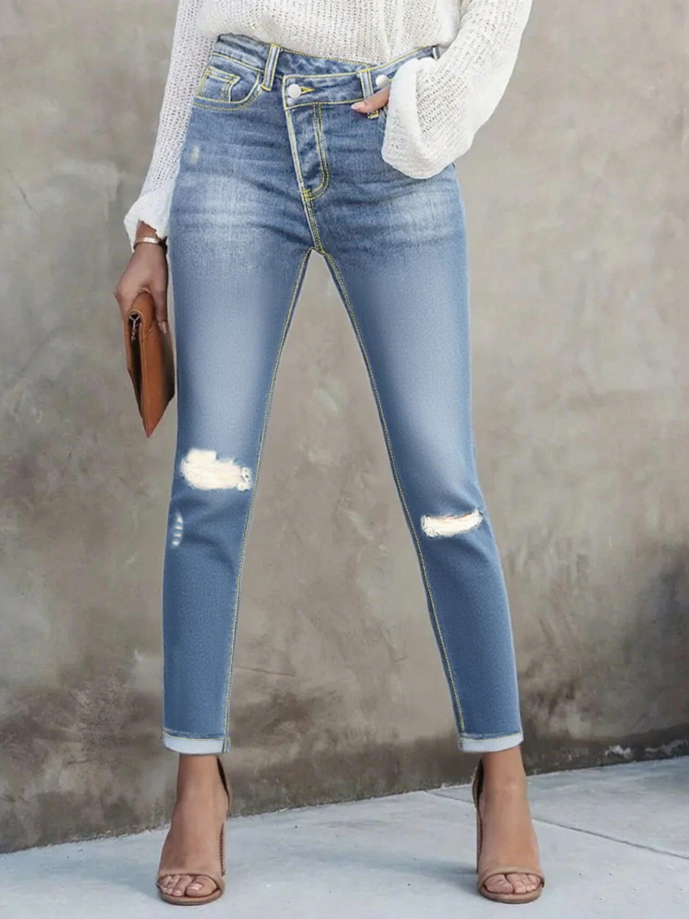 Plus-size women's high-waisted jeans, light blue distressed slim-fit denim, street style plus-size skinny jeans.
Plus-size women's high-waisted jeans, light blue distressed slim-fit denim, street style plus-size skinny jeans.