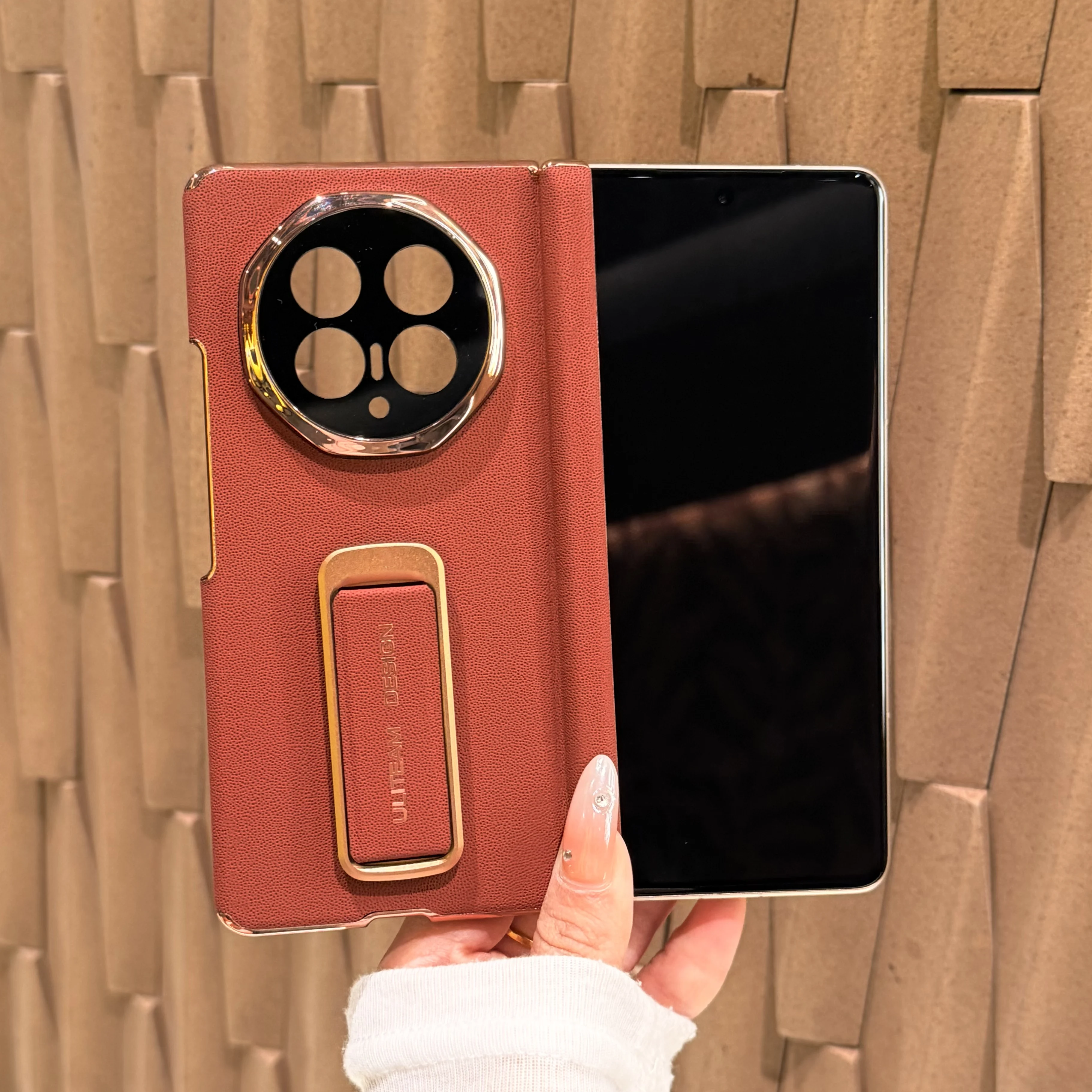 Dual-axis phone case for Honor Magic V6, with wrist strap stand, all-around drop and scratch protection, business style
Dual-axis phone case for Honor Magic V6, with wrist strap stand, all-around drop and scratch protection, business style
