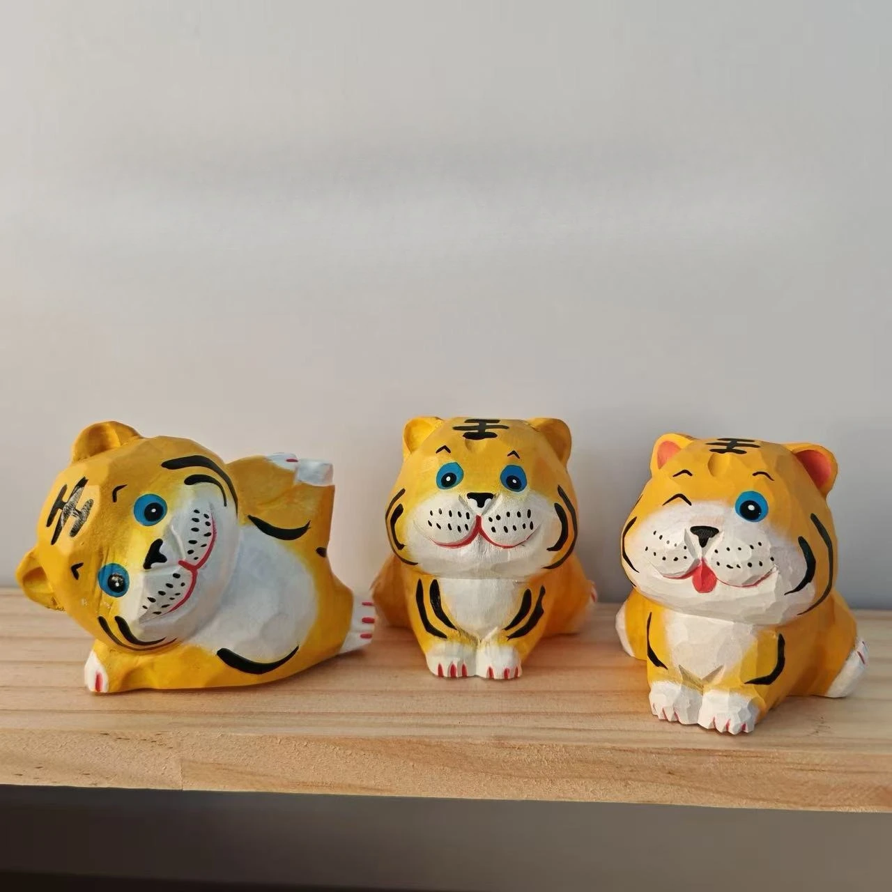 Wood Carving Tiger 6CM Figurine Carving Ornaments Decoration Desktop Figurines Mini Tiger Statue Home Decoration Accessories
Wood Carving Tiger 6CM Figurine Carving Ornaments Decoration Desktop Figurines Mini Tiger Statue Home Decoration Accessories