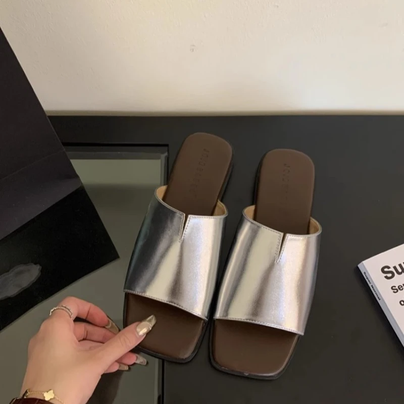 Женские тапочки на плоской подошве, сандалии, однотонные женские домашние тапочки, новинка 2024, летние уличные туфли для отдыха на террасе, шлепанцы для отдыха
Женские тапочки на плоской подошве, сандалии, однотонные женские домашние тапочки, новинка 2024, летние уличные туфли для отдыха на террасе, шлепанцы для отдыха