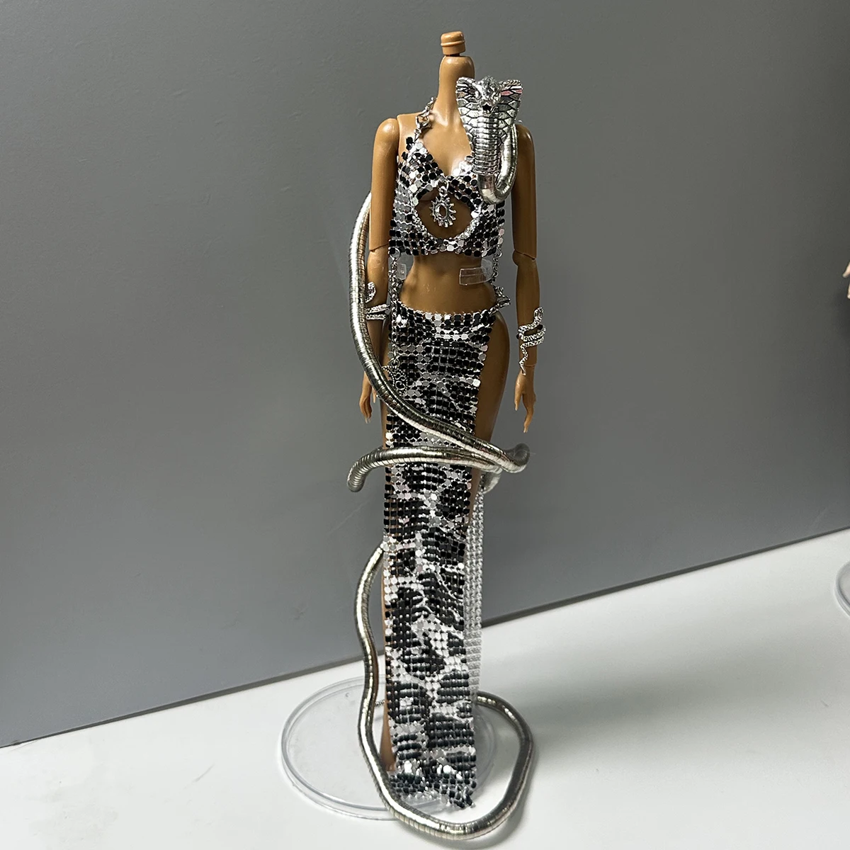 Original Design Silver Snake Themed Vest+Sexy Slit Skirt+Snake Props Set For 1/6 Babi Xianxian Supermodel Doll Cosplay Dress Up
Original Design Silver Snake Themed Vest+Sexy Slit Skirt+Snake Props Set For 1/6 Babi Xianxian Supermodel Doll Cosplay Dress Up