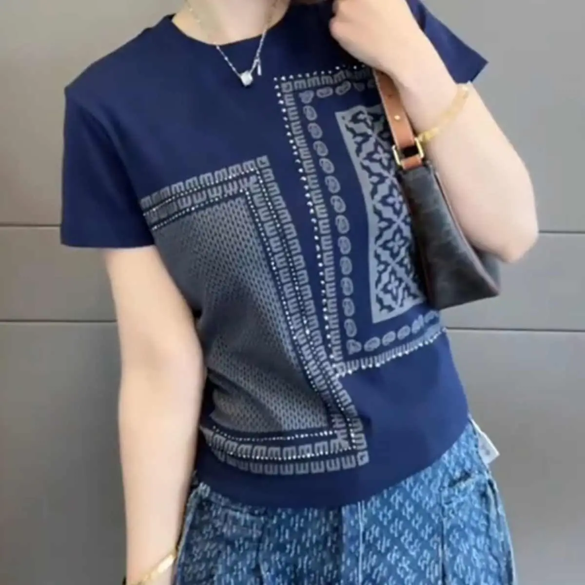 Large Size Loose Slimming Short Sleeves T-shirt Summer New Fashionable Color Blocking Round Neck Tops Trendy Clothes for Women
Large Size Loose Slimming Short Sleeves T-shirt Summer New Fashionable Color Blocking Round Neck Tops Trendy Clothes for Women