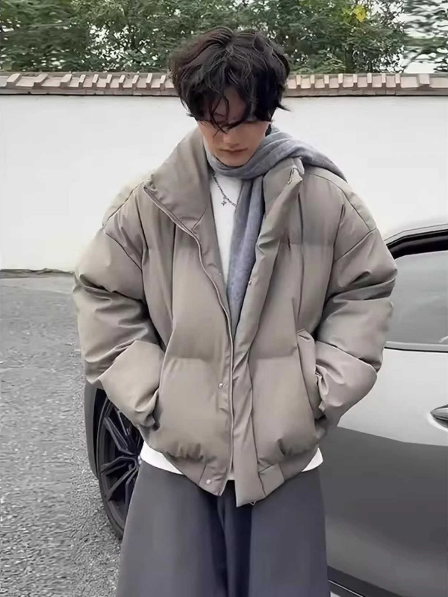 Мужская зимняя теплая куртка из плотной искусственной кожи и хлопка с воротником-стойкой, утепленная, свободного кроя, с наполнителем из полиэфирного волокна
Мужская зимняя теплая куртка из плотной искусственной кожи и хлопка с воротником-стойкой, утепленная, свободного кроя, с наполнителем из полиэфирного волокна