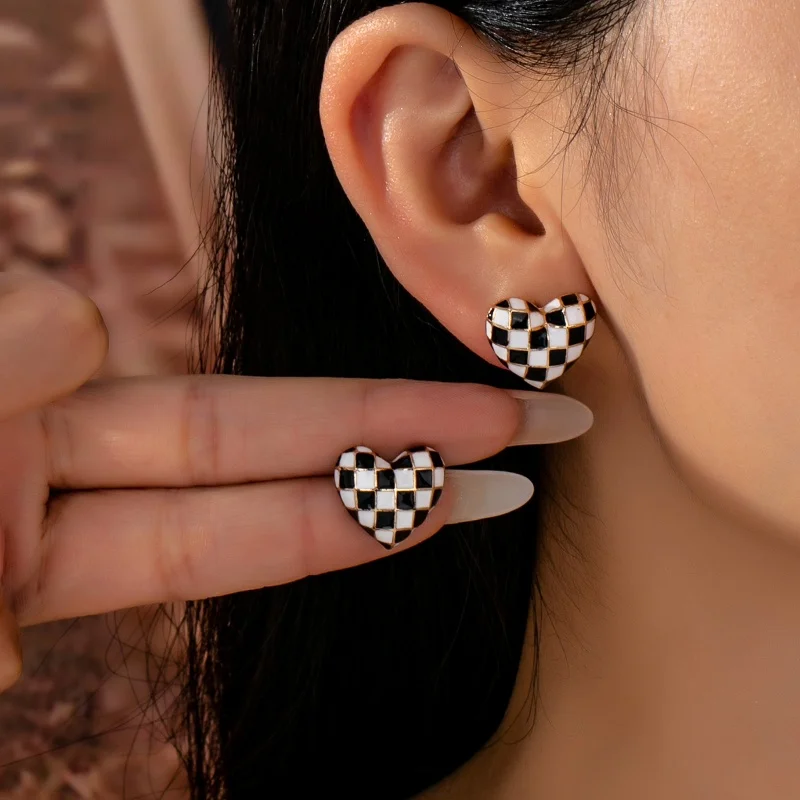 New Korean Trendy Elegant Lightweight Luxury Checkerboard Black and White Heart Stud Women's Earrings Fashion Jewelry 2025 Gift
New Korean Trendy Elegant Lightweight Luxury Checkerboard Black and White Heart Stud Women's Earrings Fashion Jewelry 2025 Gift
