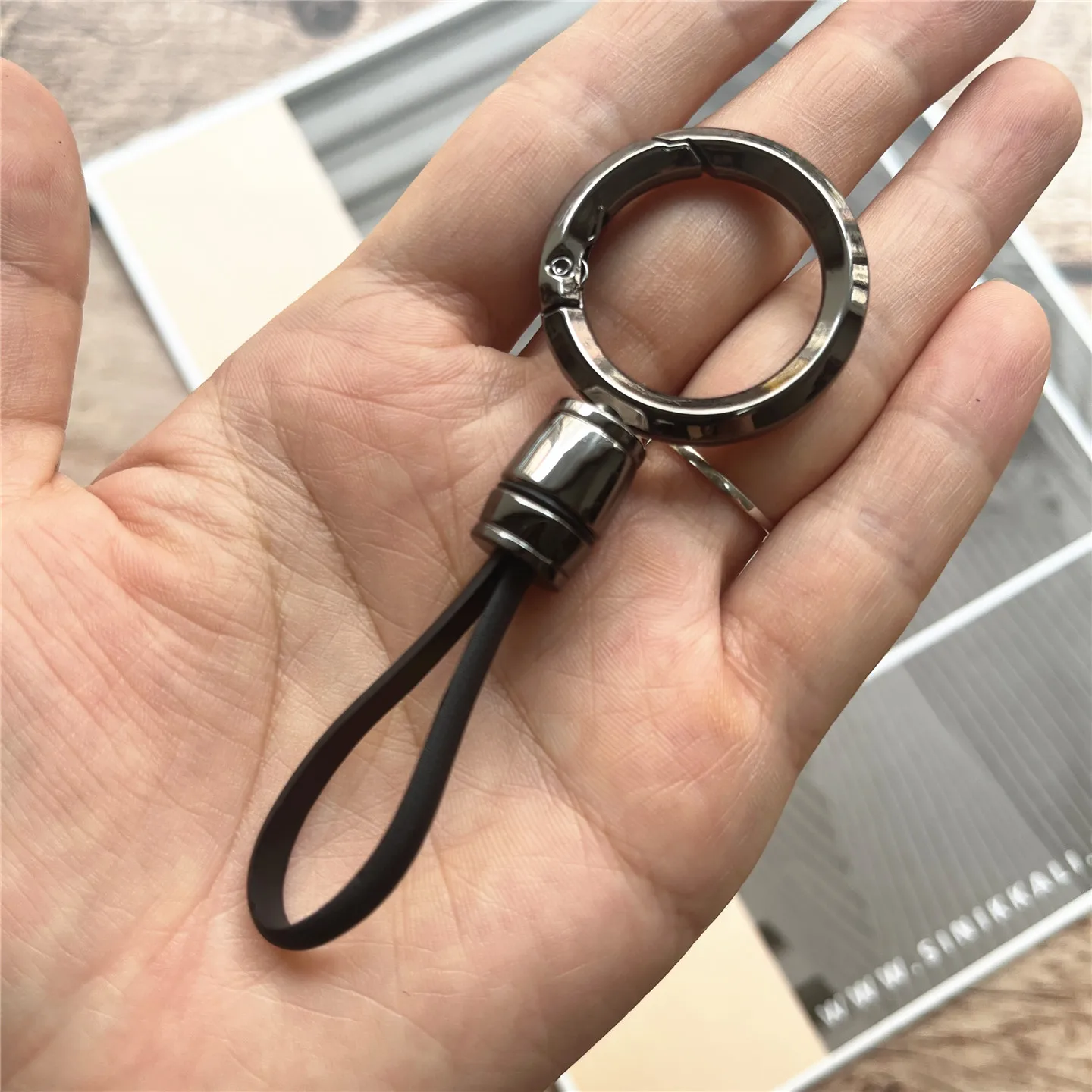 Keychain Lanyard Heavy Metal Key Chain with Silicone String Accessories Black Key Cord Simple Finger Strap Luxury Key Lanyard
Keychain Lanyard Heavy Metal Key Chain with Silicone String Accessories Black Key Cord Simple Finger Strap Luxury Key Lanyard