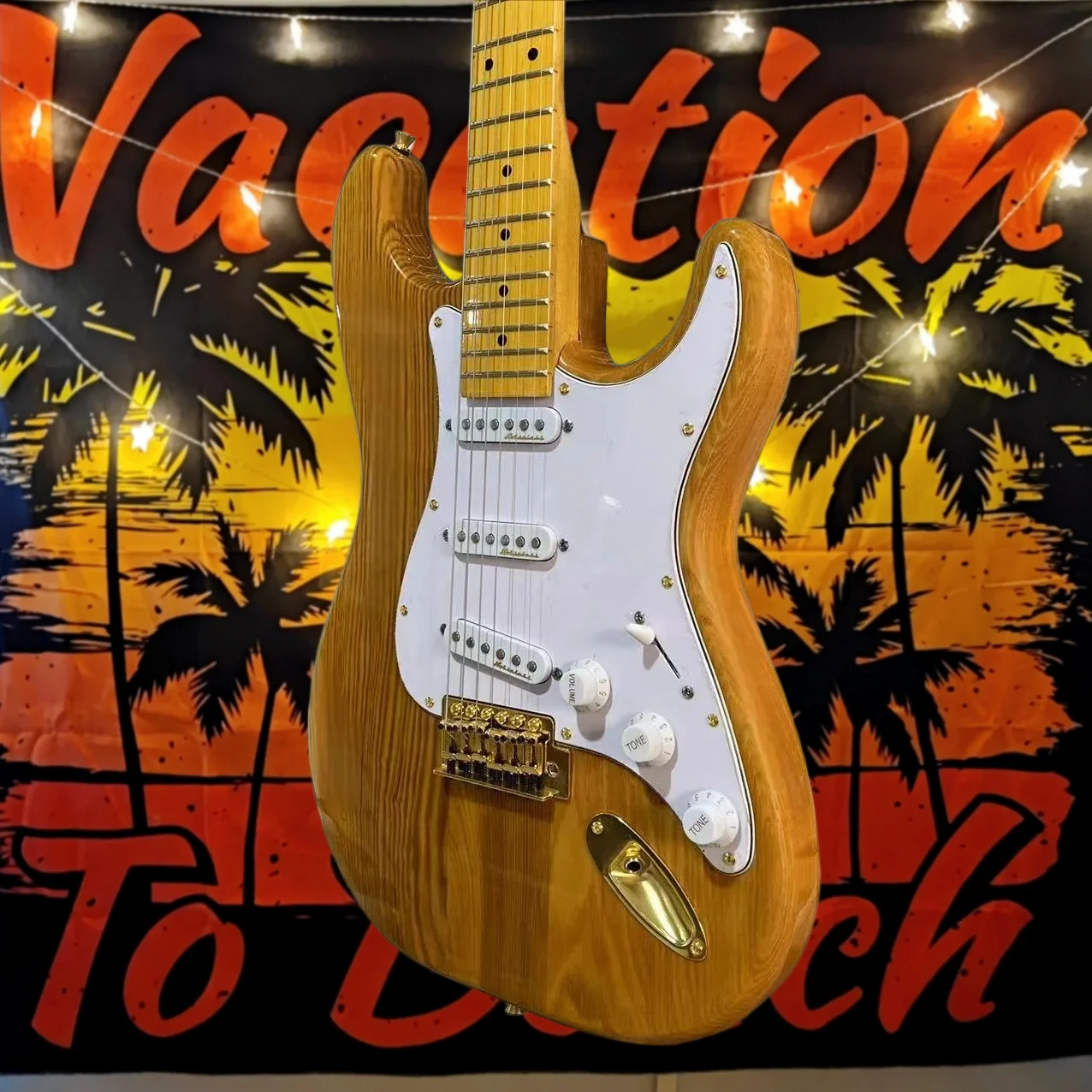 Yellow Stripes St Gold Hardware Electric Guitar SSS Pickups Single Rocking Bridge Maple Fingerboard
Yellow Stripes St Gold Hardware Electric Guitar SSS Pickups Single Rocking Bridge Maple Fingerboard