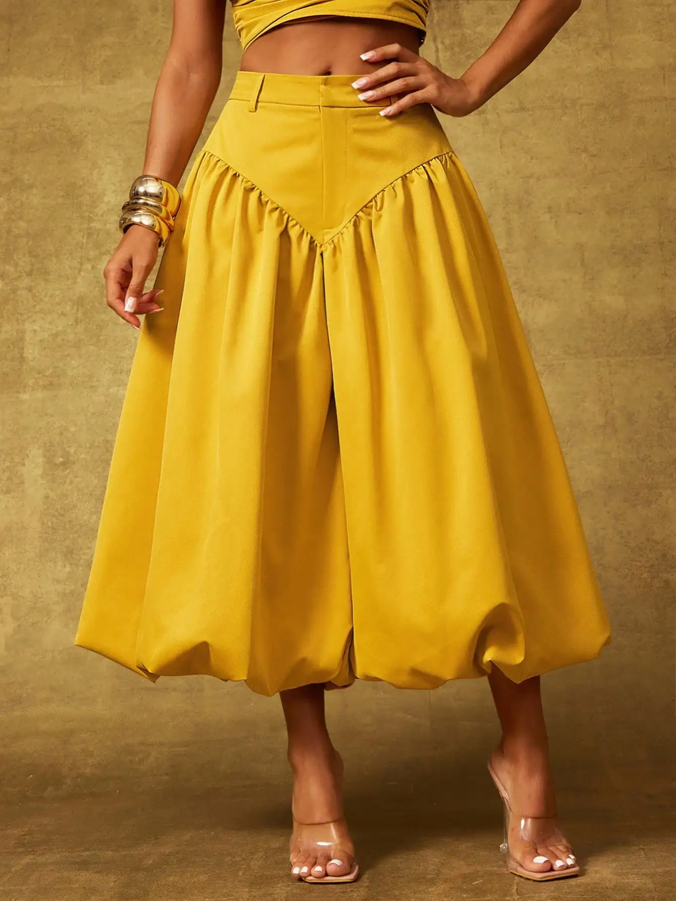 Yellow Solid Pleated Balloon Hem Culotte Pants
Yellow Solid Pleated Balloon Hem Culotte Pants