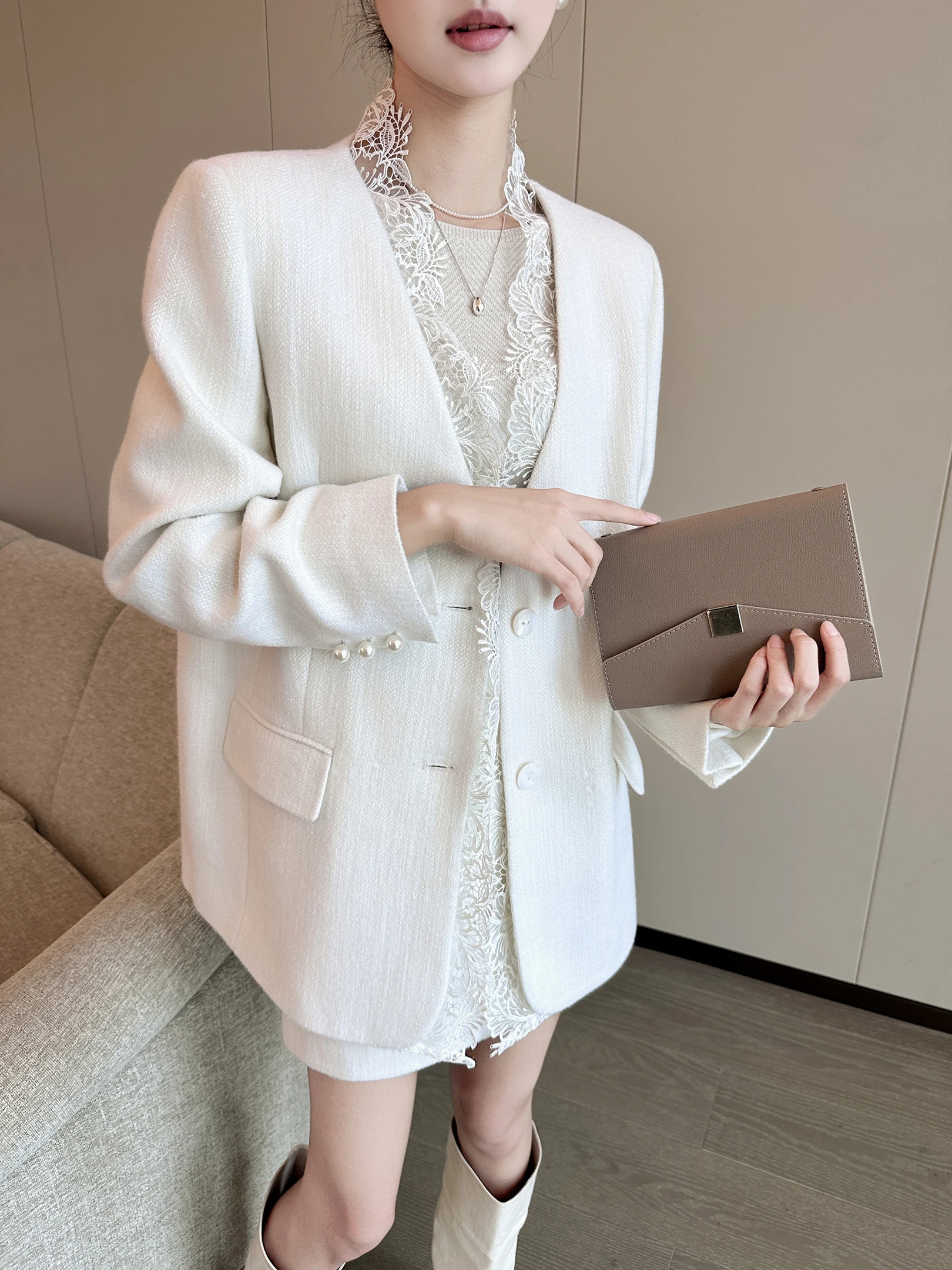 Зимний женский костюм Ele: юбка с высокой талией и кружевными вставками, шерстяной жакет с длинными рукавами и V-образным вырезом на пуговицах
Зимний женский костюм Ele: юбка с высокой талией и кружевными вставками, шерстяной жакет с длинными рукавами и V-образным вырезом на пуговицах