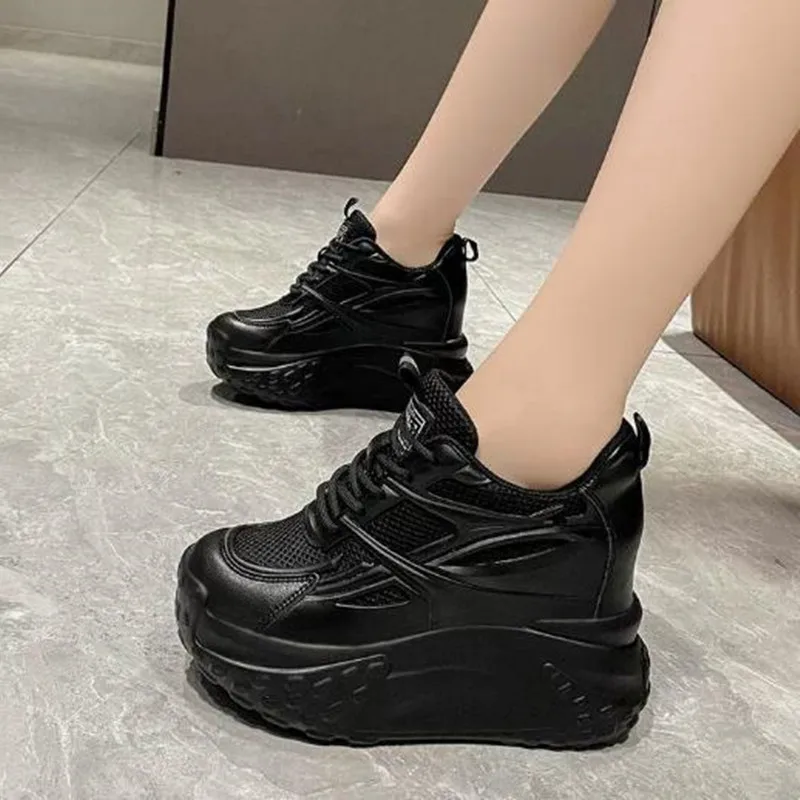 Новые роскошные женские кроссовки на платформе с высоким каблуком 10 см, дышащие, повседневные, осенне-весенние, модные, летние
Новые роскошные женские кроссовки на платформе с высоким каблуком 10 см, дышащие, повседневные, осенне-весенние, модные, летние