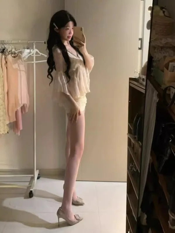 Комплект из топа с V-образным вырезом и юбки с высокой талией: удобный, дышащий материал, омолаживающий, модный осенний наряд
Комплект из топа с V-образным вырезом и юбки с высокой талией: удобный, дышащий материал, омолаживающий, модный осенний наряд