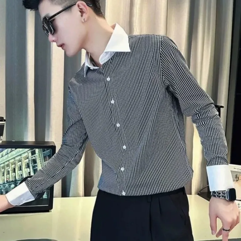 Мужская полосатая рубашка с длинным рукавом и контрастными белыми вставками на воротнике и манжетах
Мужская полосатая рубашка с длинным рукавом и контрастными белыми вставками на воротнике и манжетах