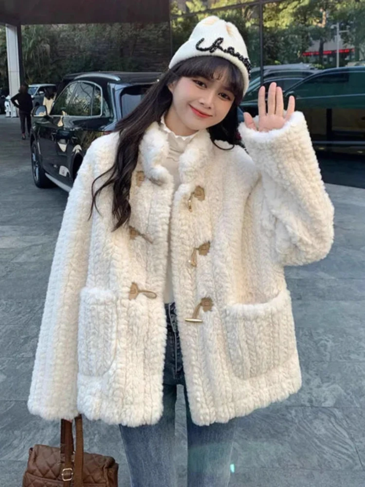 Пальто из овечьей кожи, женская осенне-зимняя мода Y2k, свободная утолщенная теплая меховая хлопковая куртка с искусственным мехом, парки, верхняя одежда, новинка 2023 г.
Пальто из овечьей кожи, женская осенне-зимняя мода Y2k, свободная утолщенная теплая меховая хлопковая куртка с искусственным мехом, парки, верхняя одежда, новинка 2023 г.