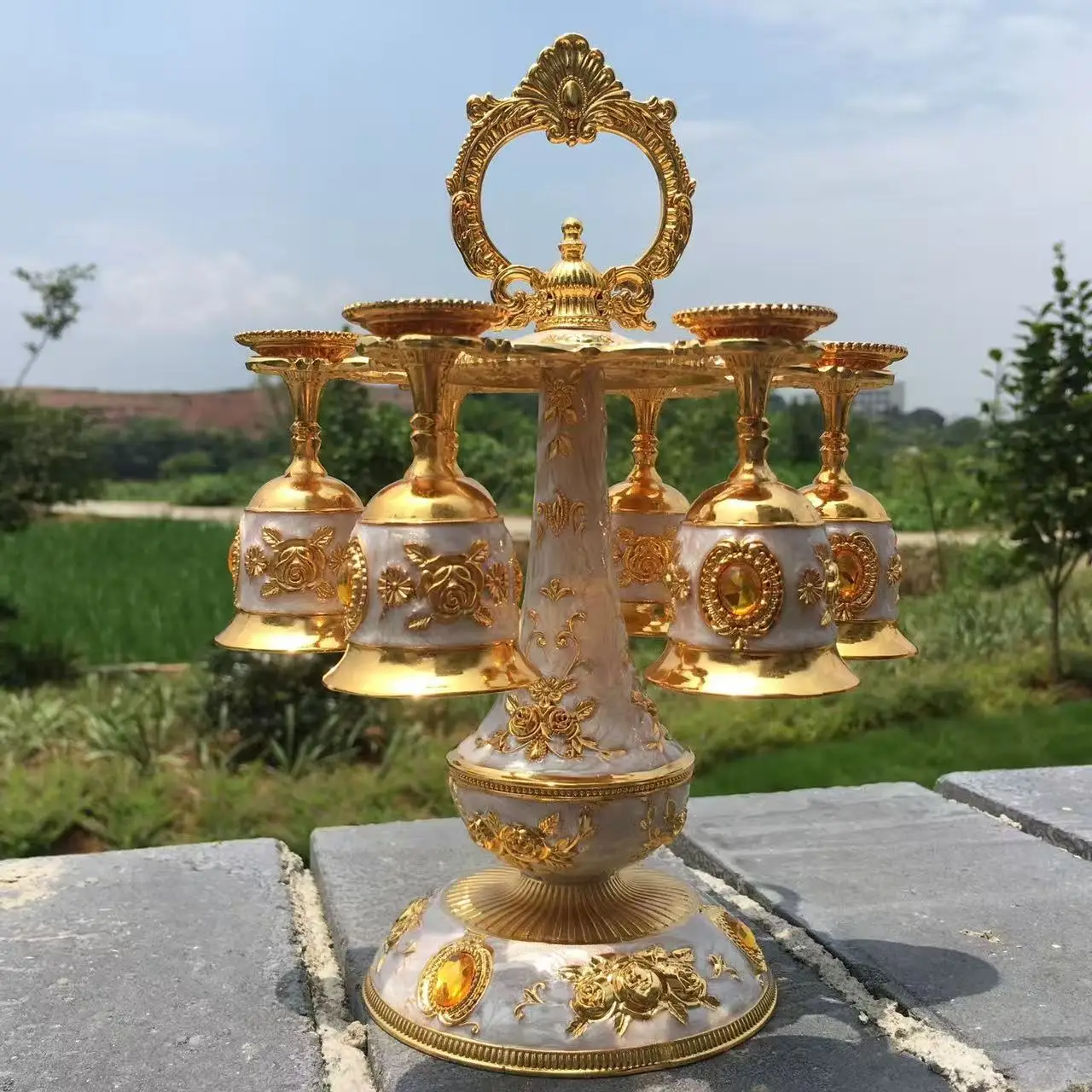 European style rose hanging home wine cup holder set alloy material Christmas family gathering friends drinking communicating
European style rose hanging home wine cup holder set alloy material Christmas family gathering friends drinking communicating