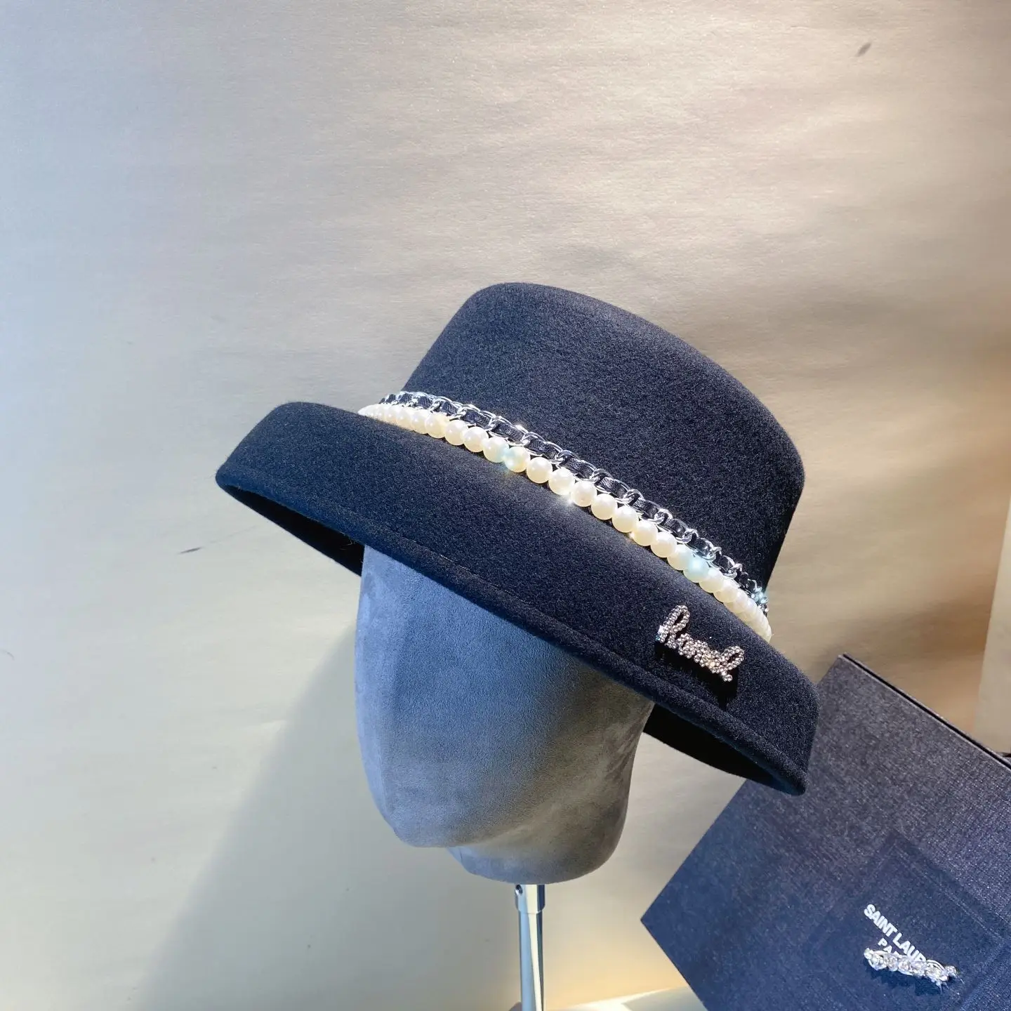 Women's autumn and winter Hepburn style Joker fashion hat small fragrant wind wool concave edge British retro flat hat
Women's autumn and winter Hepburn style Joker fashion hat small fragrant wind wool concave edge British retro flat hat