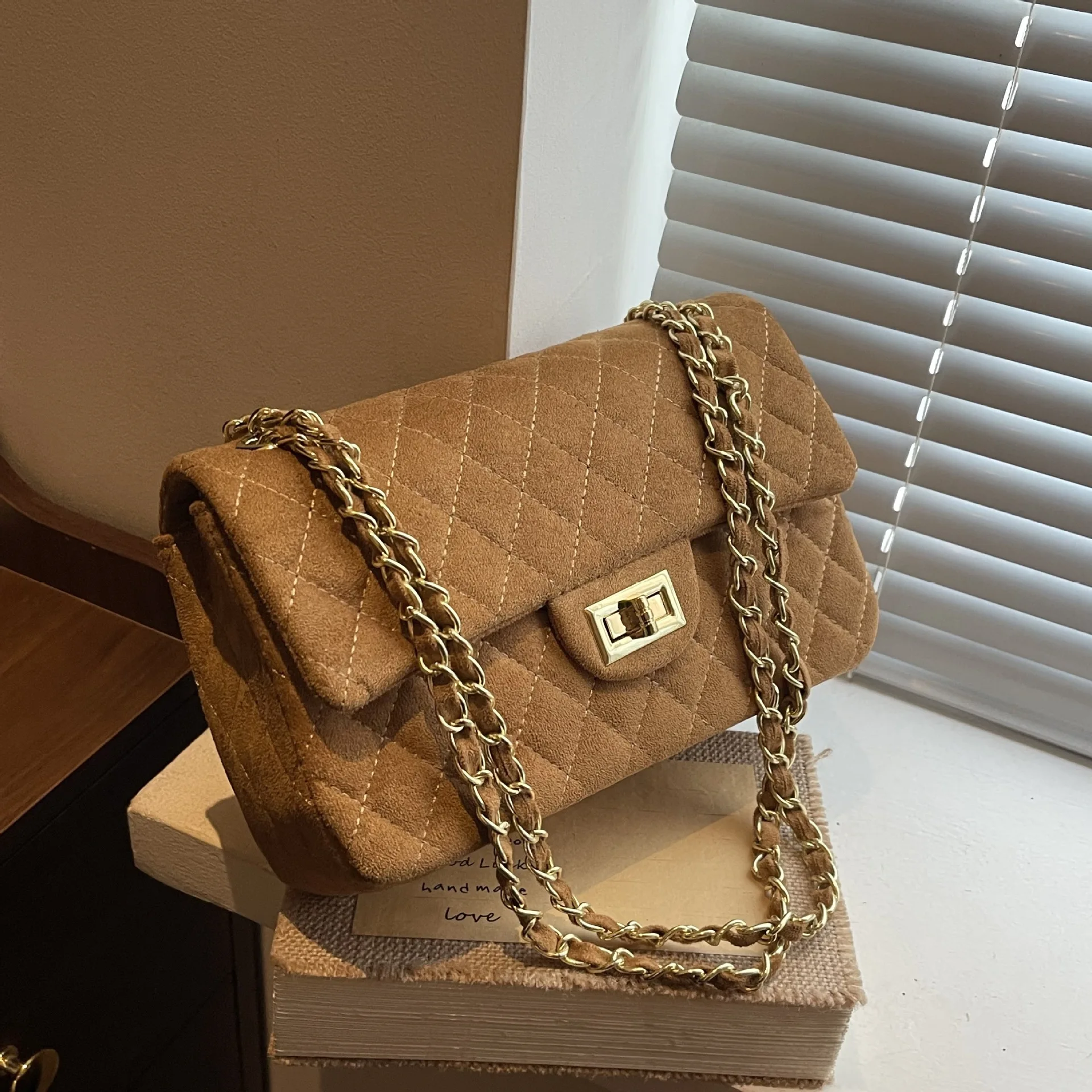 Chanel — маленькая квадратная стеганая сумка с цепочкой в стиле — высококачественный замок, повседневная модная и универсальная сумка на одно плечо под мышками
Chanel — маленькая квадратная стеганая сумка с цепочкой в стиле — высококачественный замок, повседневная модная и универсальная сумка на одно плечо под мышками