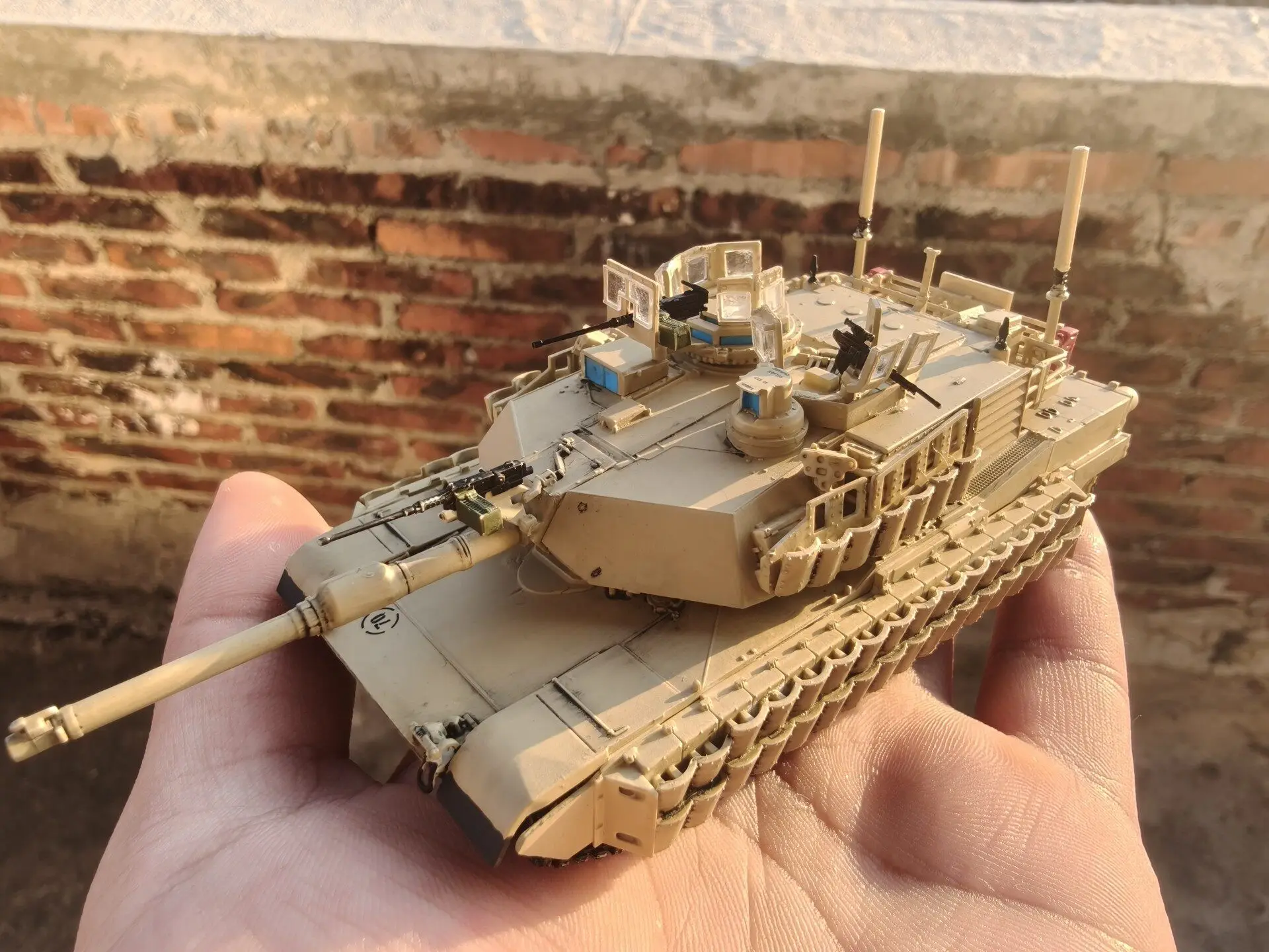 Американский основной боевой танк M1A2 SEP в масштабе 1/72, изготовленный и расписанный вручную, готовая статическая декоративная модель.
Американский основной боевой танк M1A2 SEP в масштабе 1/72, изготовленный и расписанный вручную, готовая статическая декоративная модель.