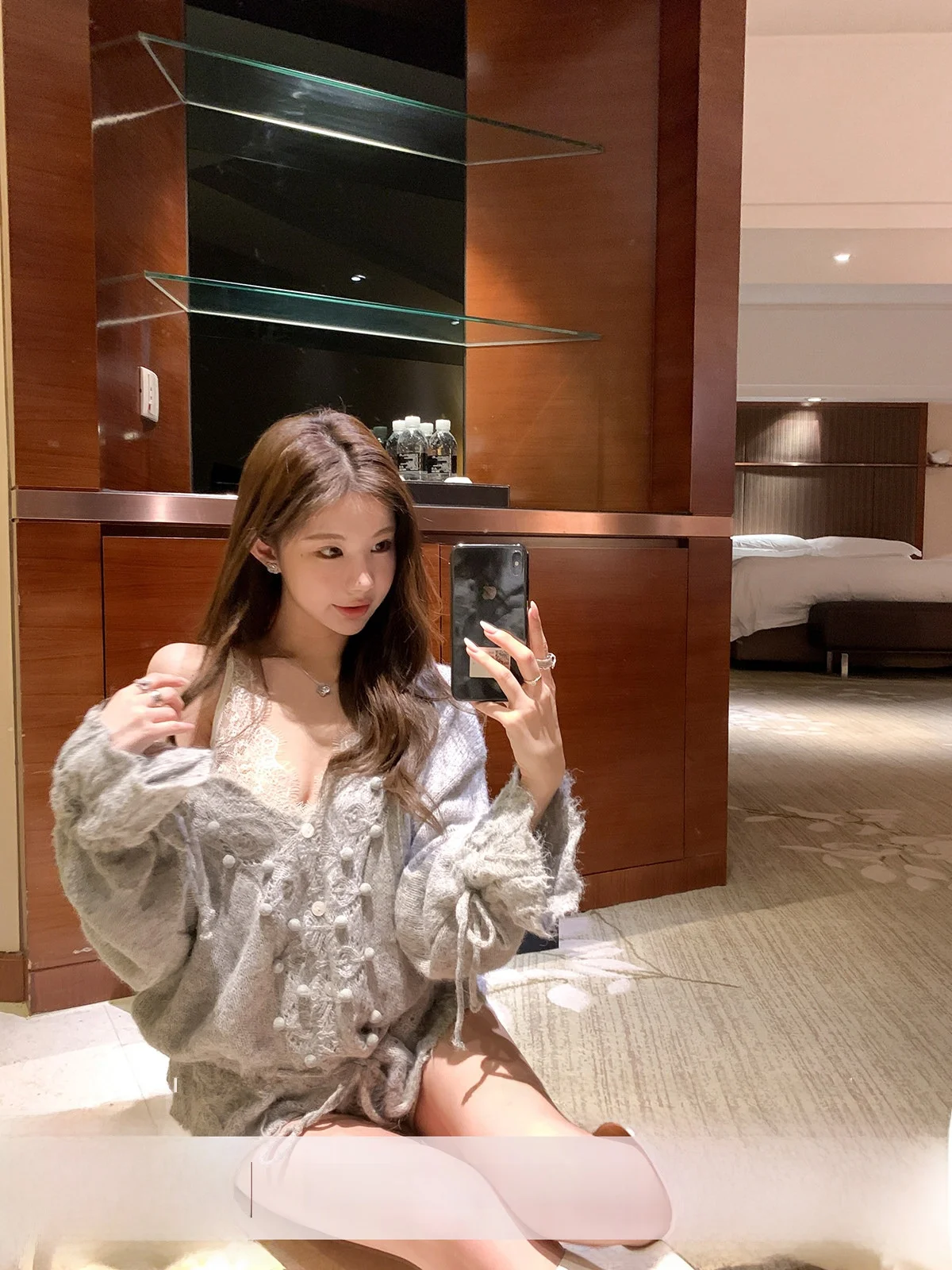 YOLI Zhang Yuli: Нежный осенний свитер с V-образным вырезом, свободный шерстяной топ, комфортный вязаный лонгслив для женщин
YOLI Zhang Yuli: Нежный осенний свитер с V-образным вырезом, свободный шерстяной топ, комфортный вязаный лонгслив для женщин