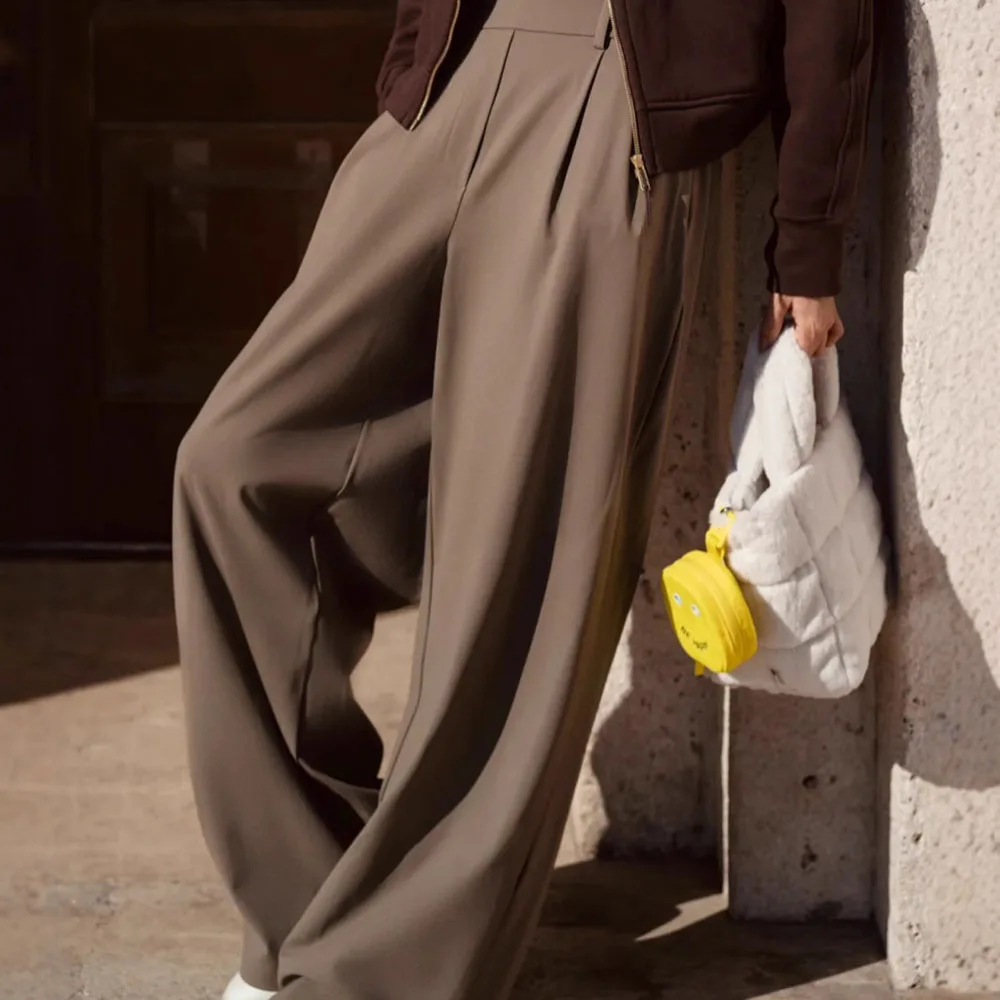 Women's 2025 New Pocket Pleat-Flattering Suit Pants - Wide Leg Trousers with Cool-Touch Fabric Elasticated Waist Crisp Drape
Women's 2025 New Pocket Pleat-Flattering Suit Pants - Wide Leg Trousers with Cool-Touch Fabric Elasticated Waist Crisp Drape
