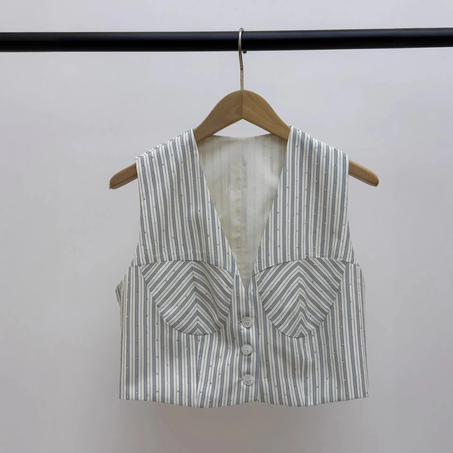 Spring/Summer Women Stripe Contrast Long Sleeve Set Polo Collar Single Breasted Shirt + V-Neck Sleeveless Vest + Mini Skirt
Spring/Summer Women Stripe Contrast Long Sleeve Set Polo Collar Single Breasted Shirt + V-Neck Sleeveless Vest + Mini Skirt